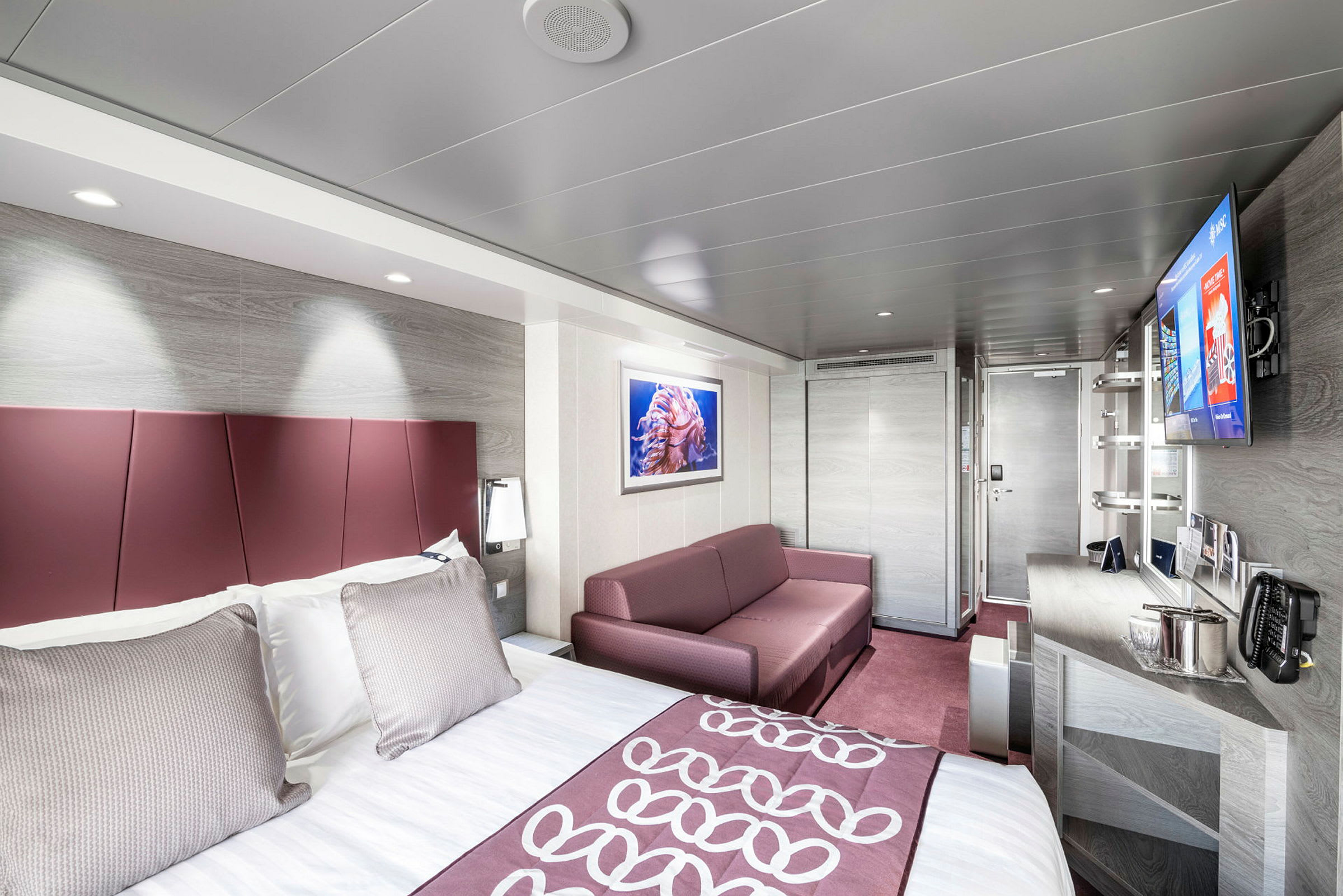 Hotellrum med säng, soffa och inredning. (AI-genererad text)