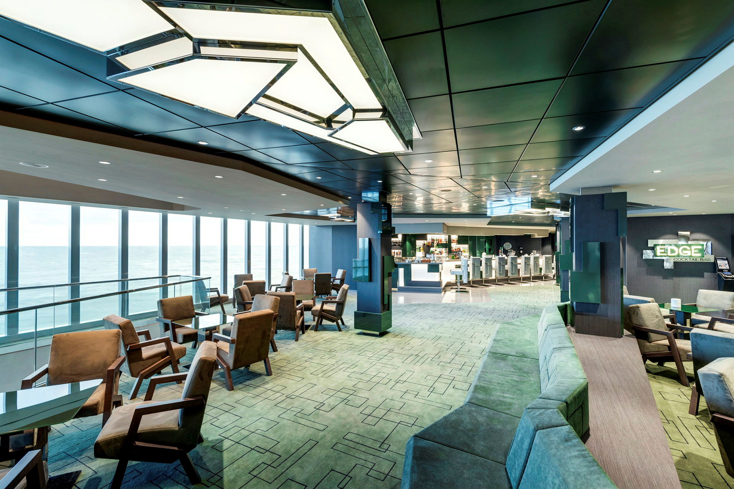En elegant bar med sittplatser och stor fönstervy mot havet. (AI-genererad text)
