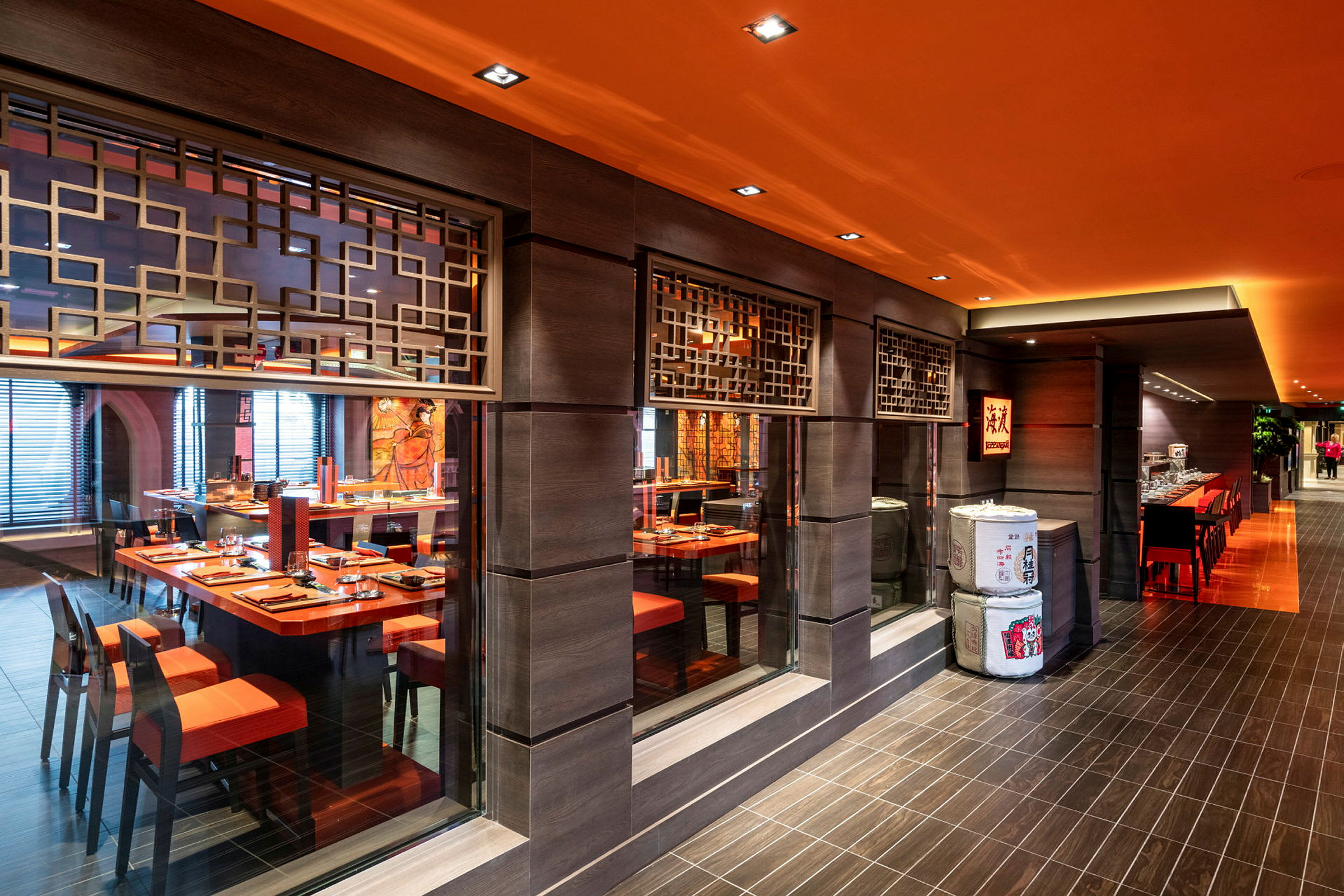 En elegant restaurang med trädetaljer och orange inredning. (AI-genererad text)