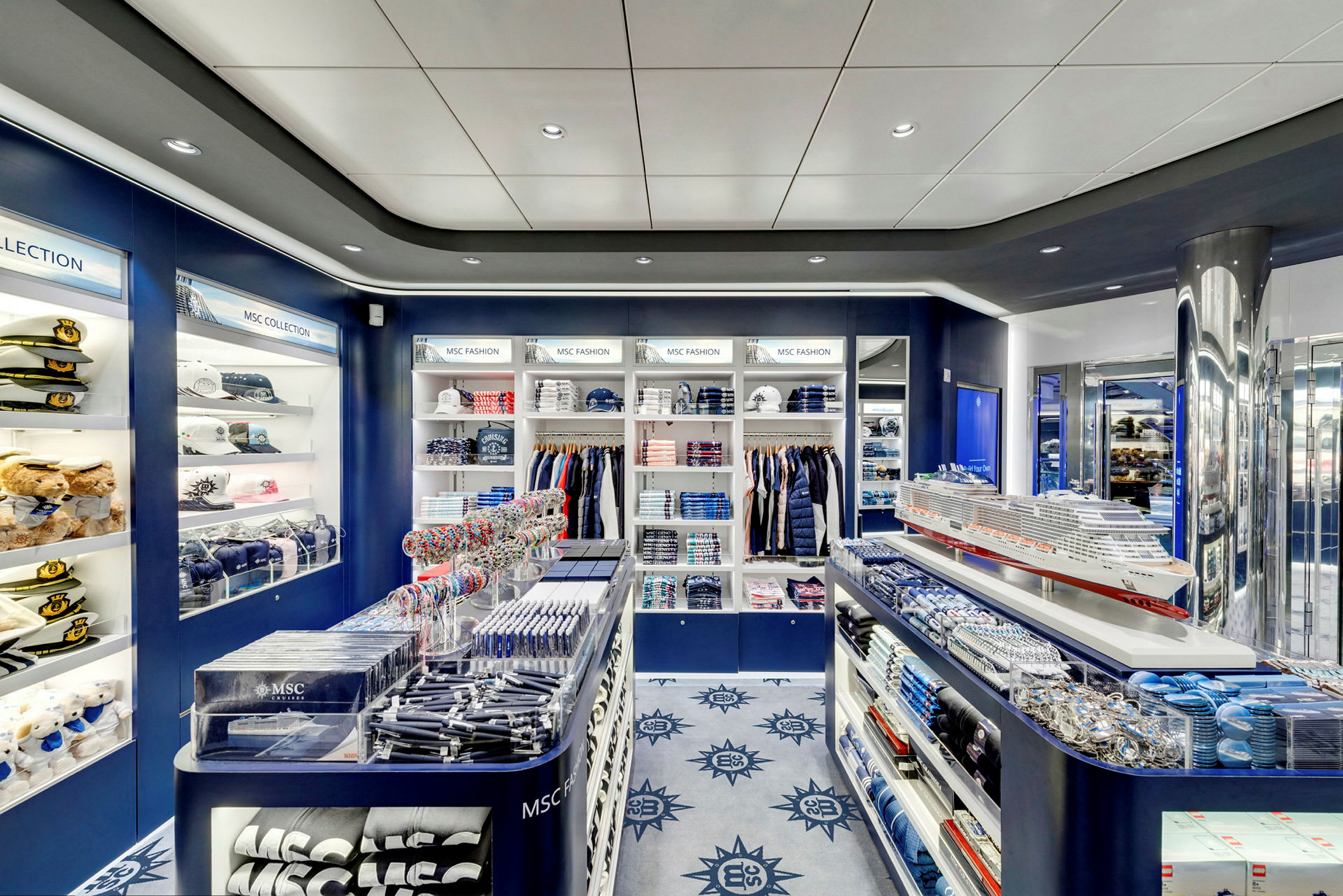 En butik med MSC Cruise-varor, inklusive kläder, modellfartyg och accessoarer. (AI-genererad text)