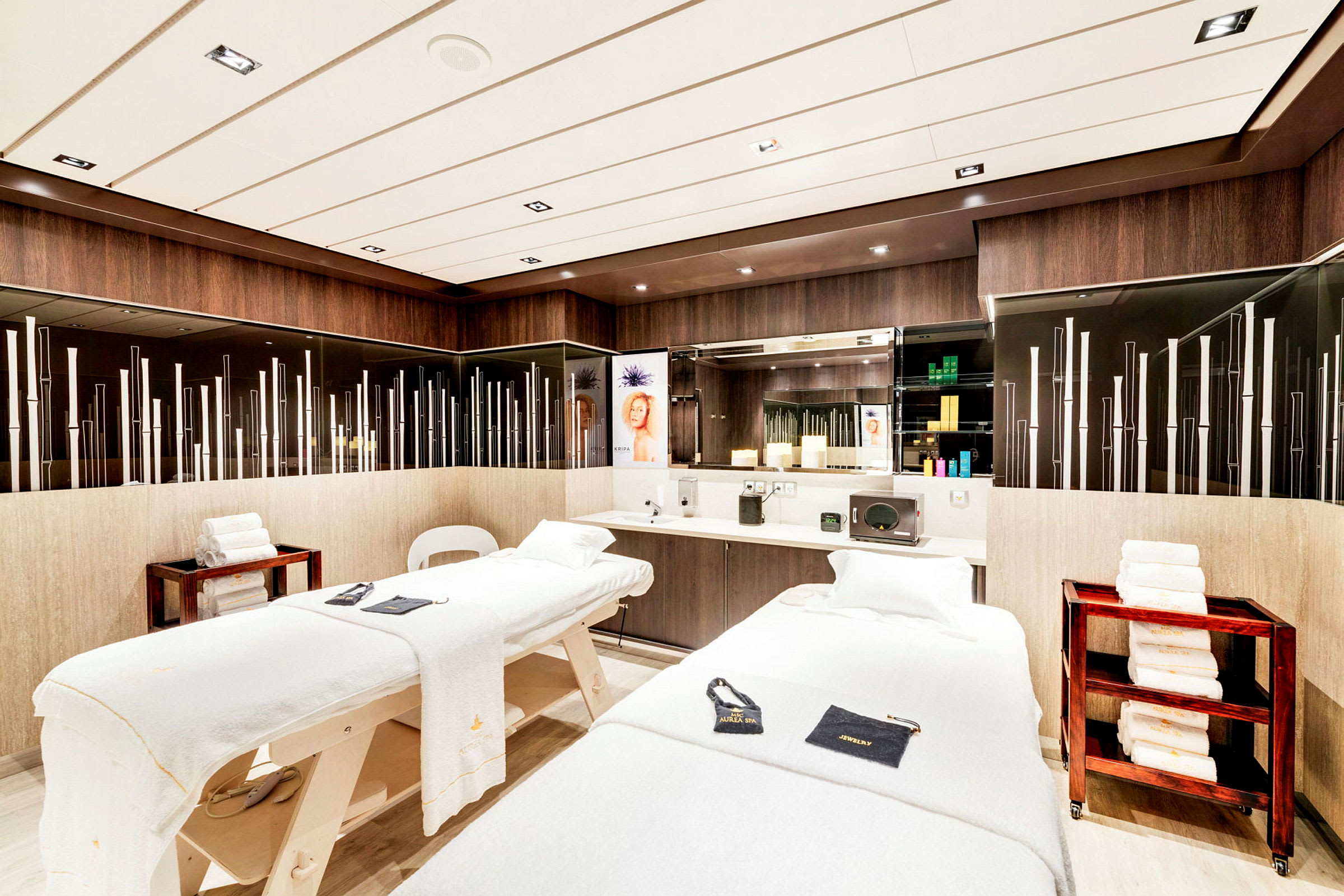 Bild av ett elegant spa-rum med två massagebänkar och dekorativa element. (AI-genererad text)
