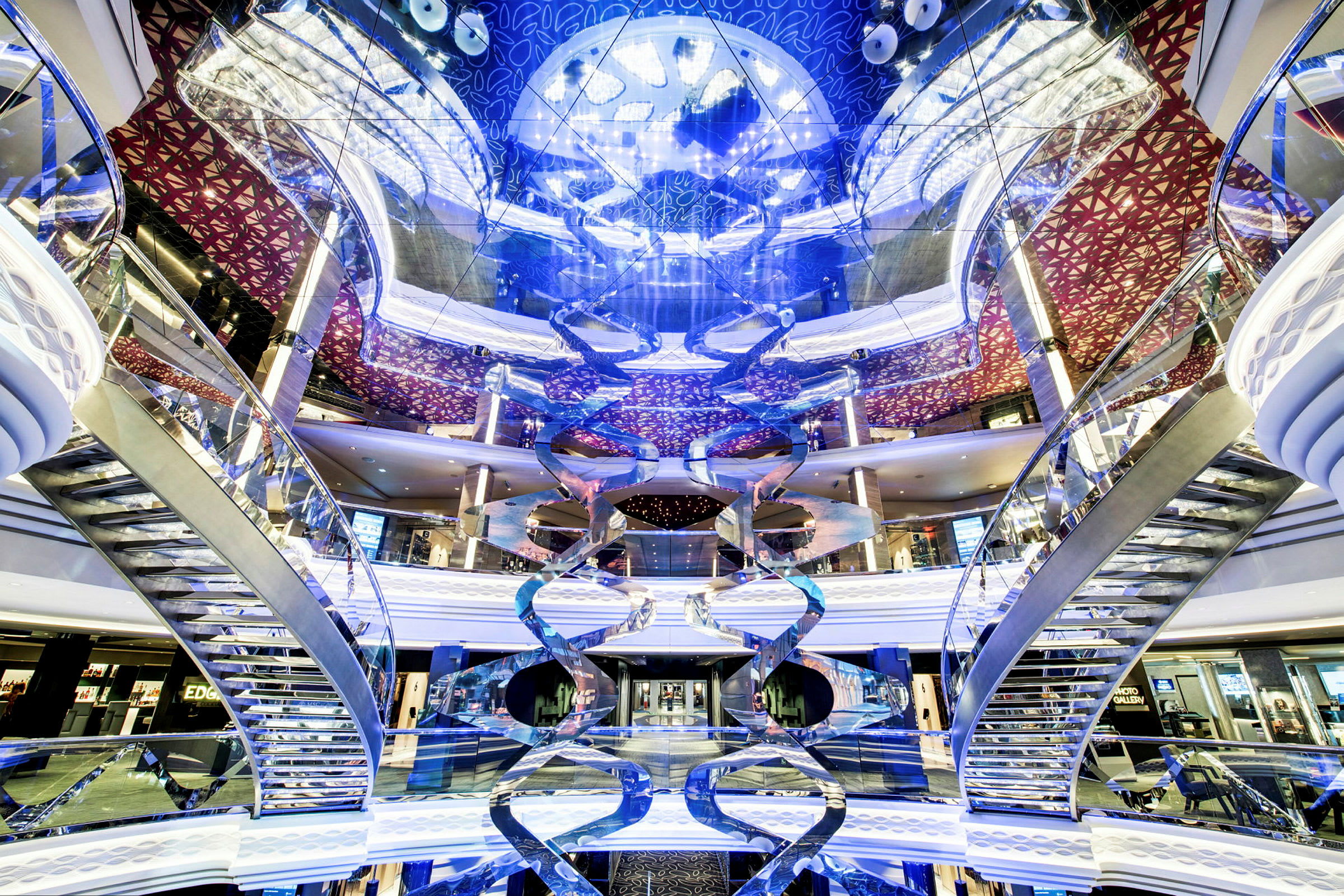 Interiörvy av modern byggnad med glittrande detaljer och futuristisk design. (AI-genererad text)
