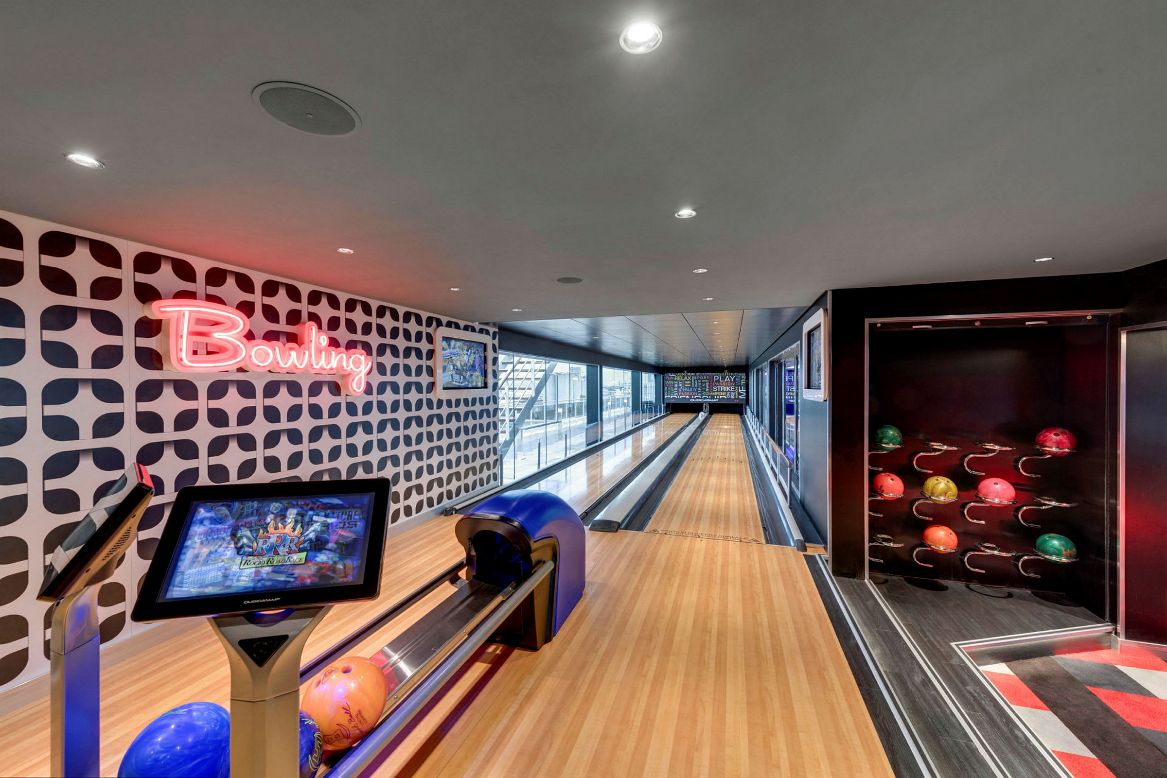 En insida av en bowlinghall med banor och färgglada bowlingklot. (AI-genererad text)