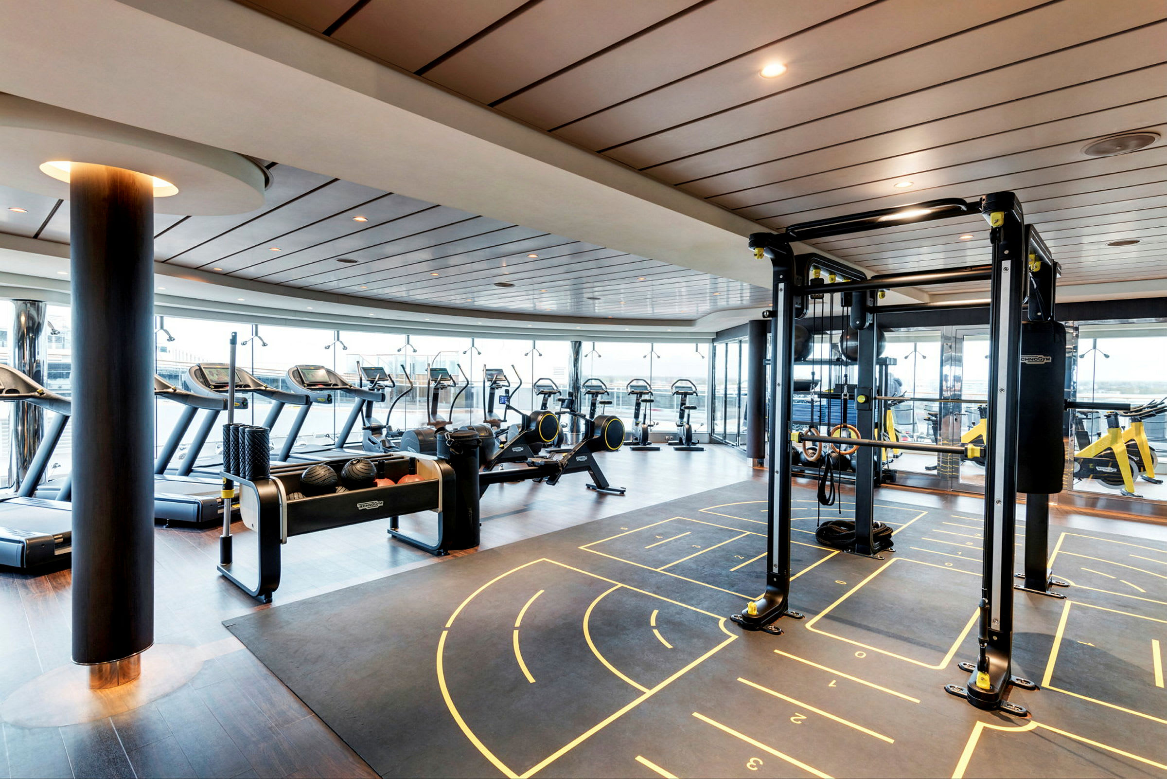 Bild av ett modernt gym med träningsmaskiner och utrustning. (AI-genererad text)