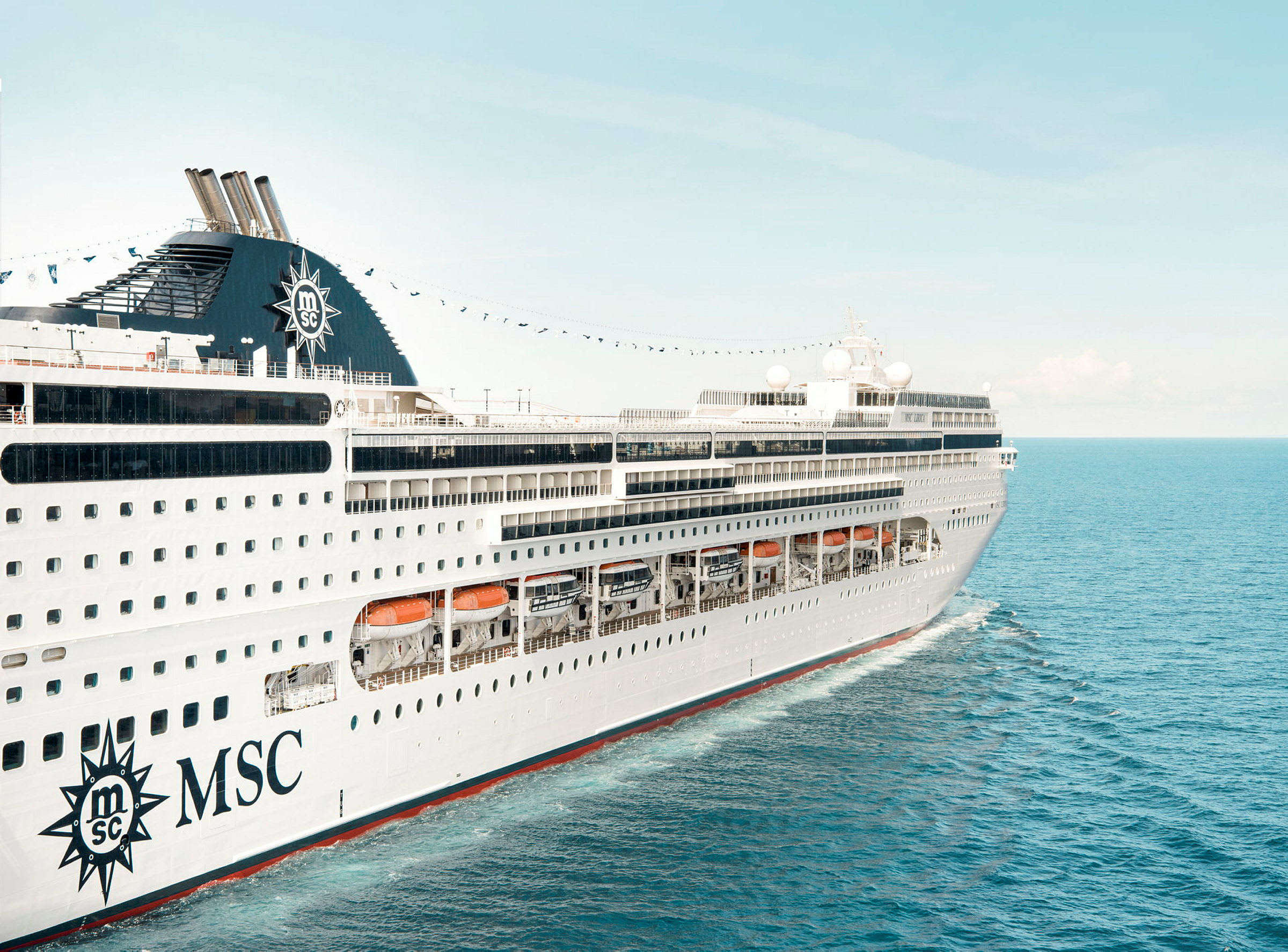 Ett kryssningsfartyg från MSC på havet. (AI-genererad text)
