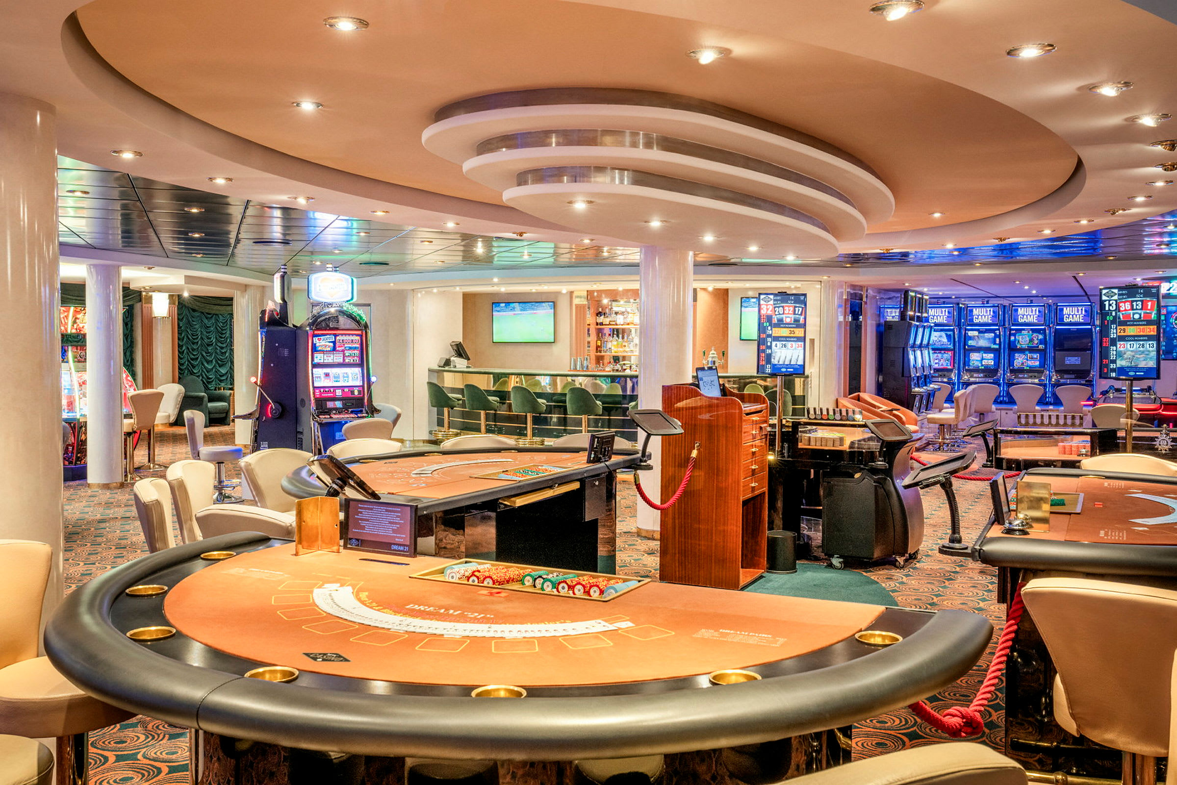Bild på ett kasinorum med bord, slots och sittplatser. (AI-genererad text)