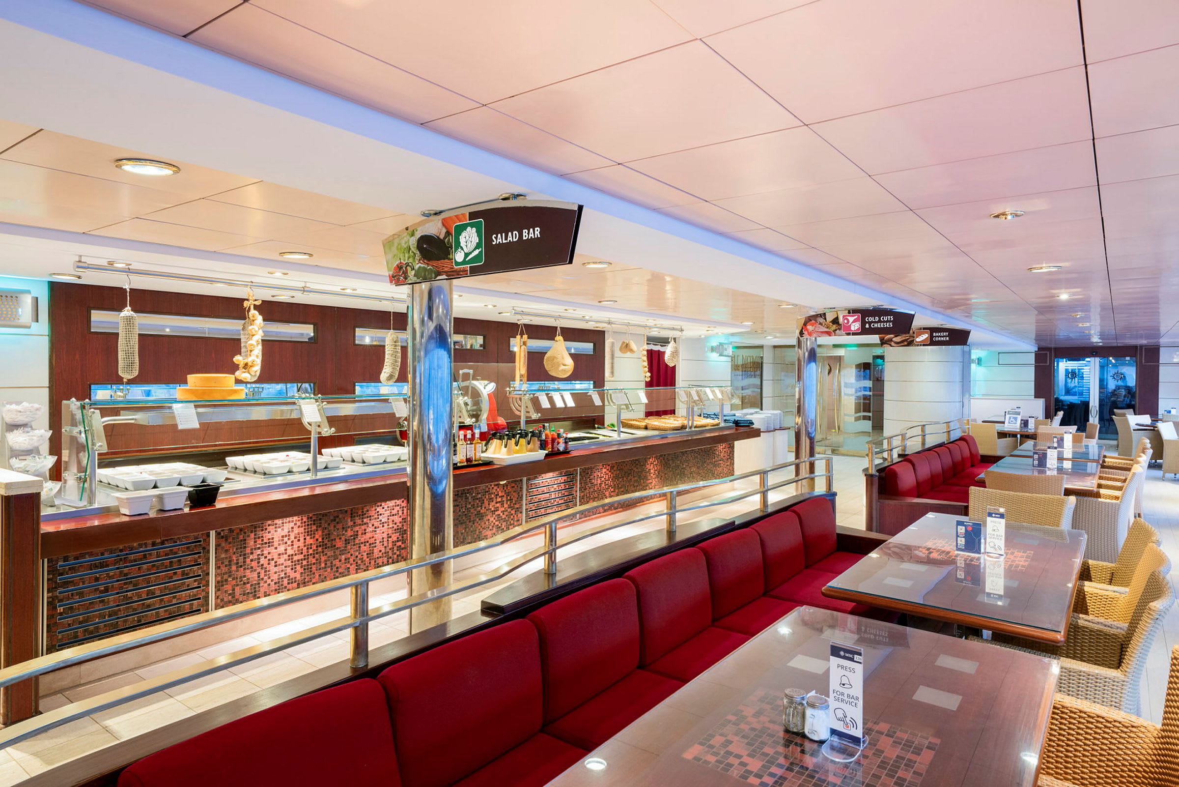 Bild av en restaurang med salladsbar och röda sittplatser. (AI-genererad text)
