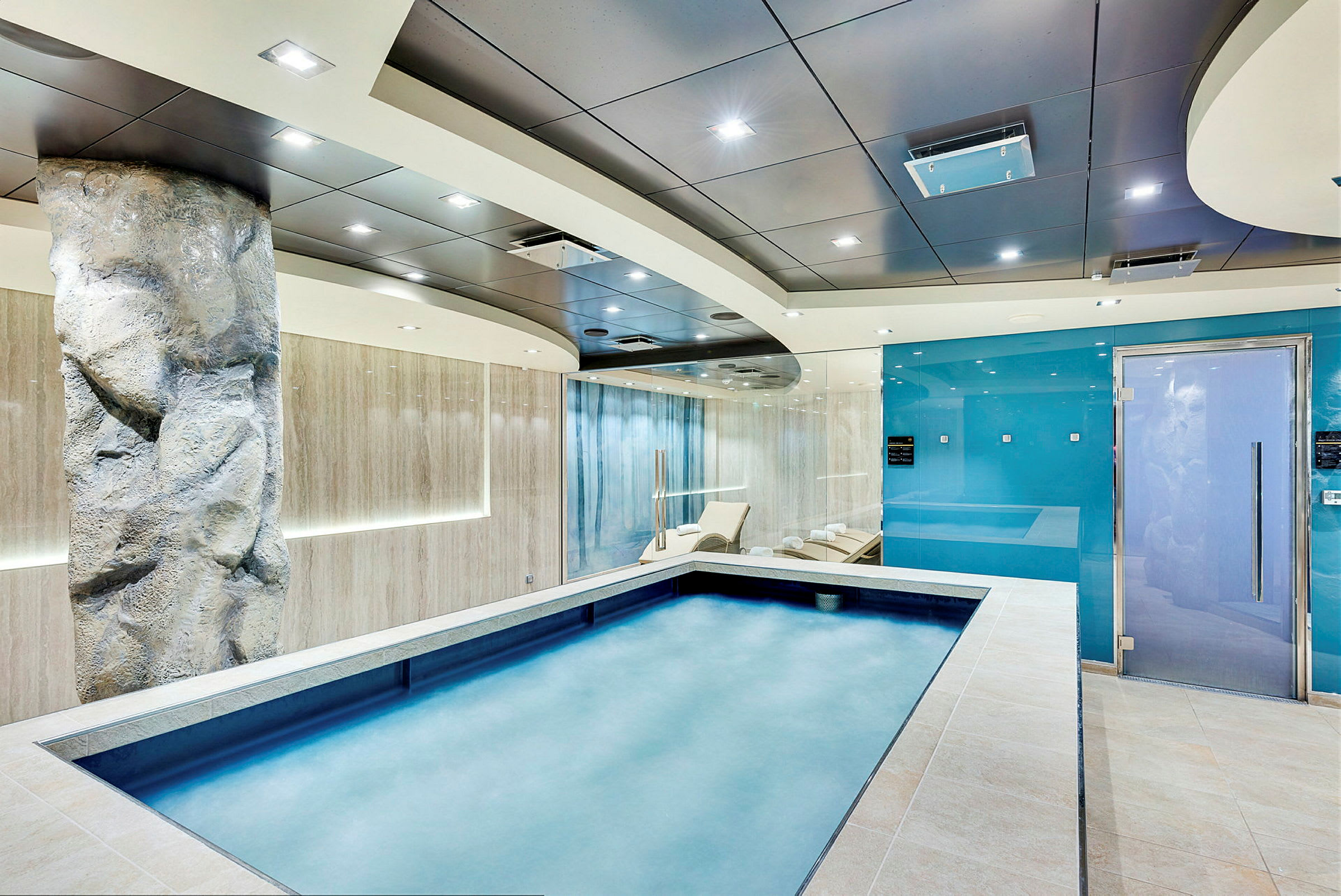 En inomhuspool i ett modernt spa-område. (AI-genererad text)