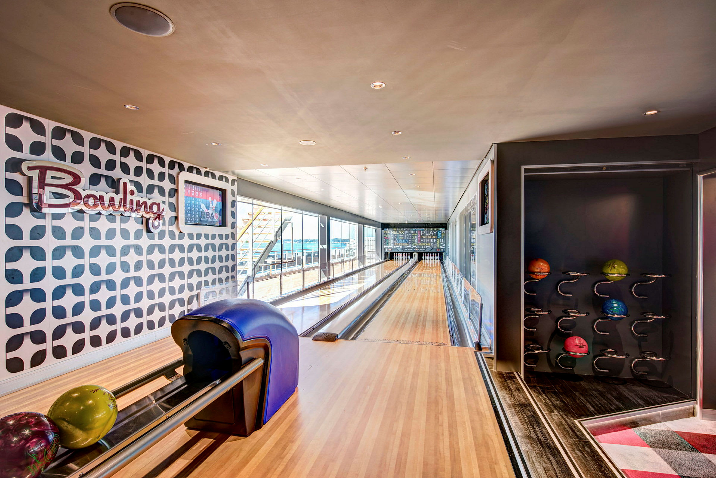 Bowlinghall med bana och klotförvaring. (AI-genererad text)