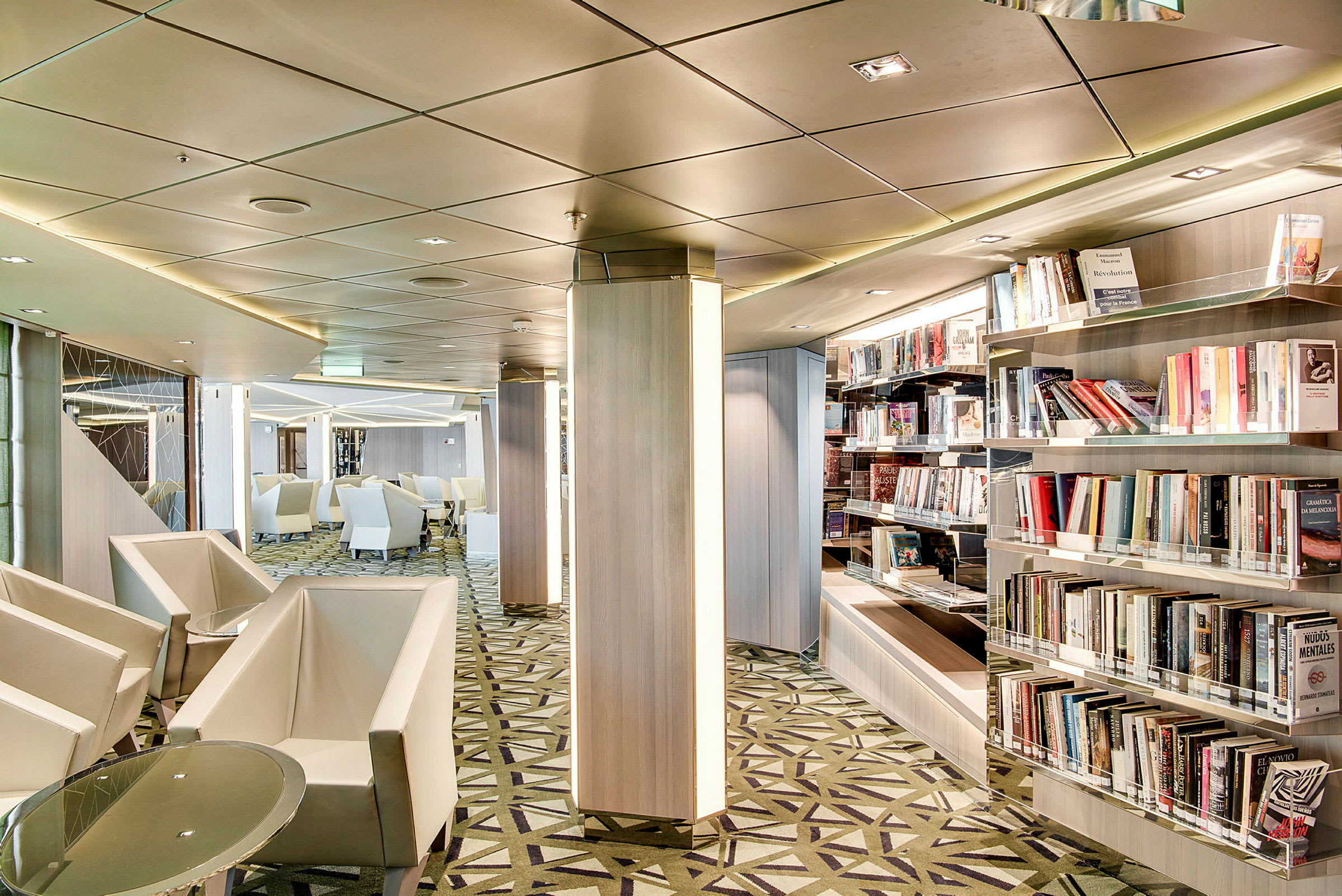 Modern lounge med bokhyllor och sittplatser. (AI-genererad text)