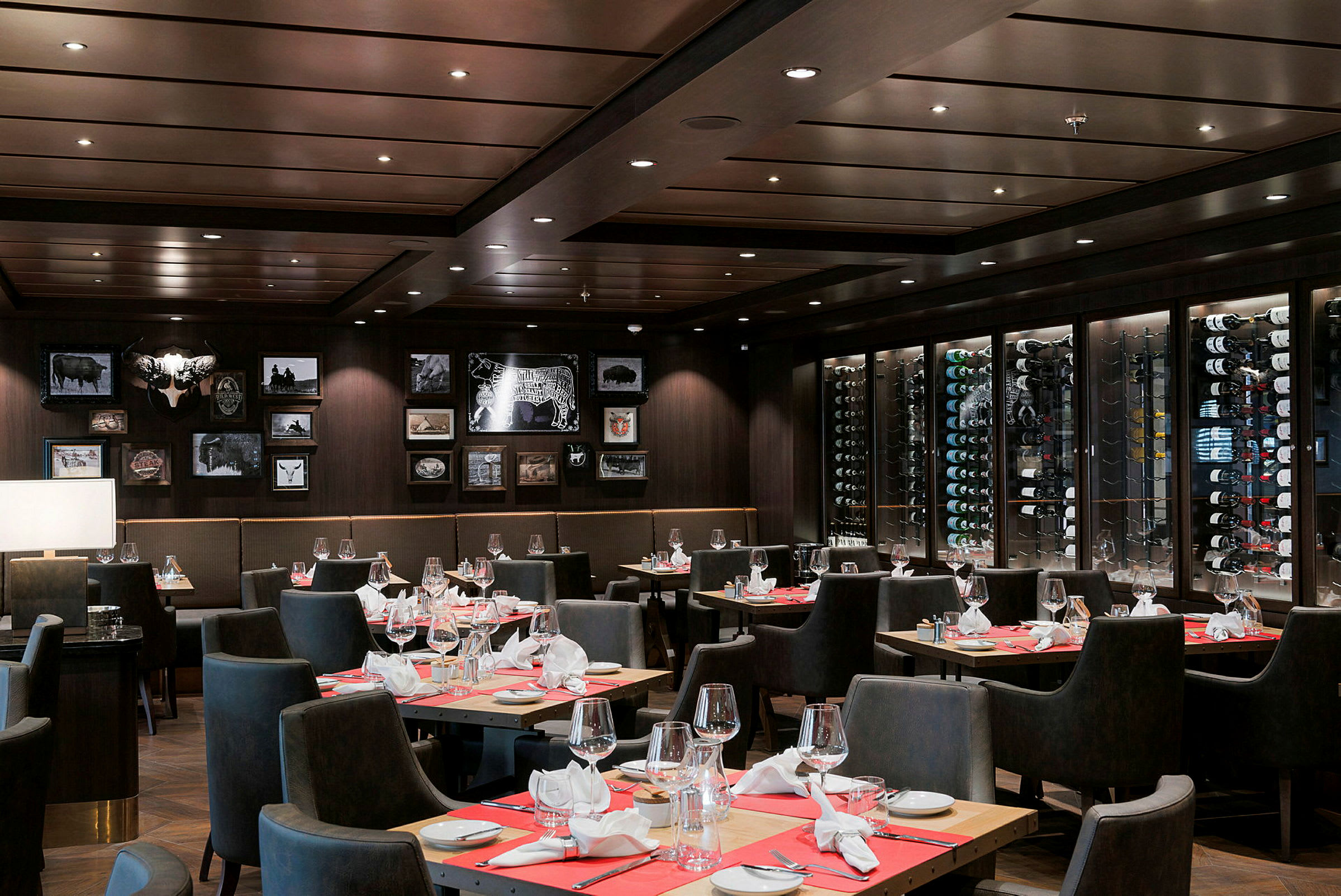 En elegant restaurang med dukade bord och vinförvaring synlig på sidan. (AI-genererad text)