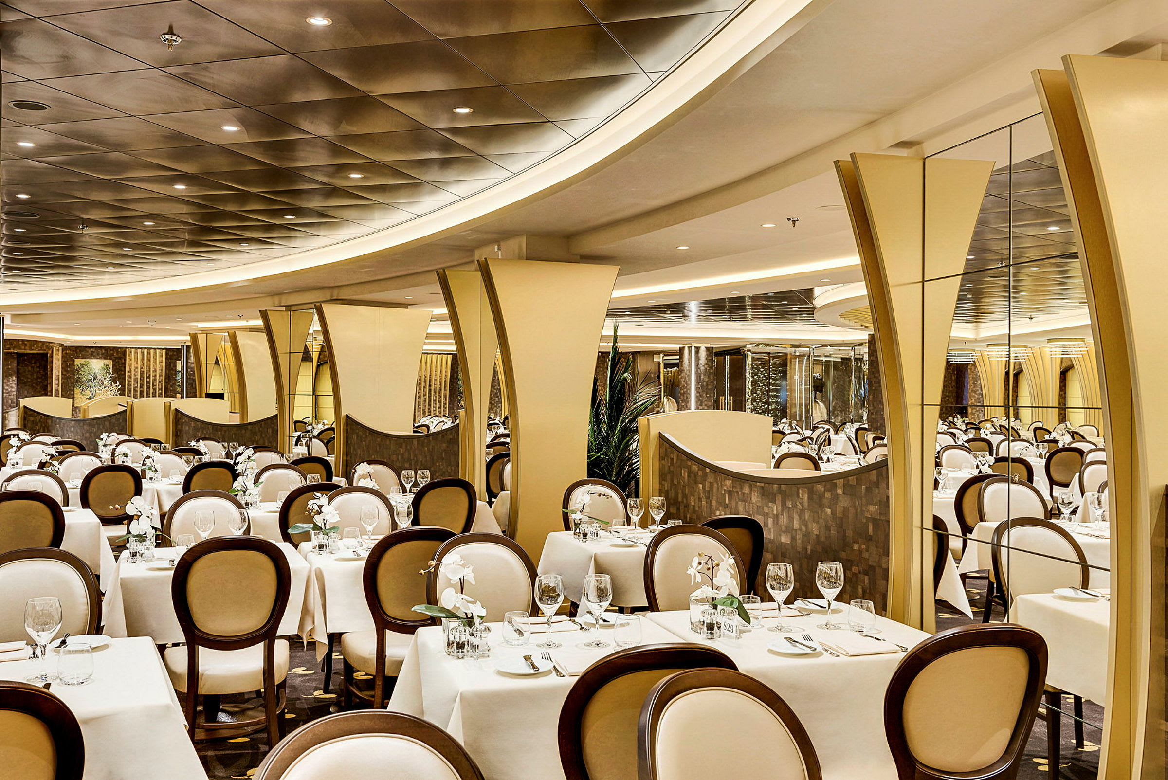 Elegant restaurang med vita dukar och trästolar. (AI-genererad text)