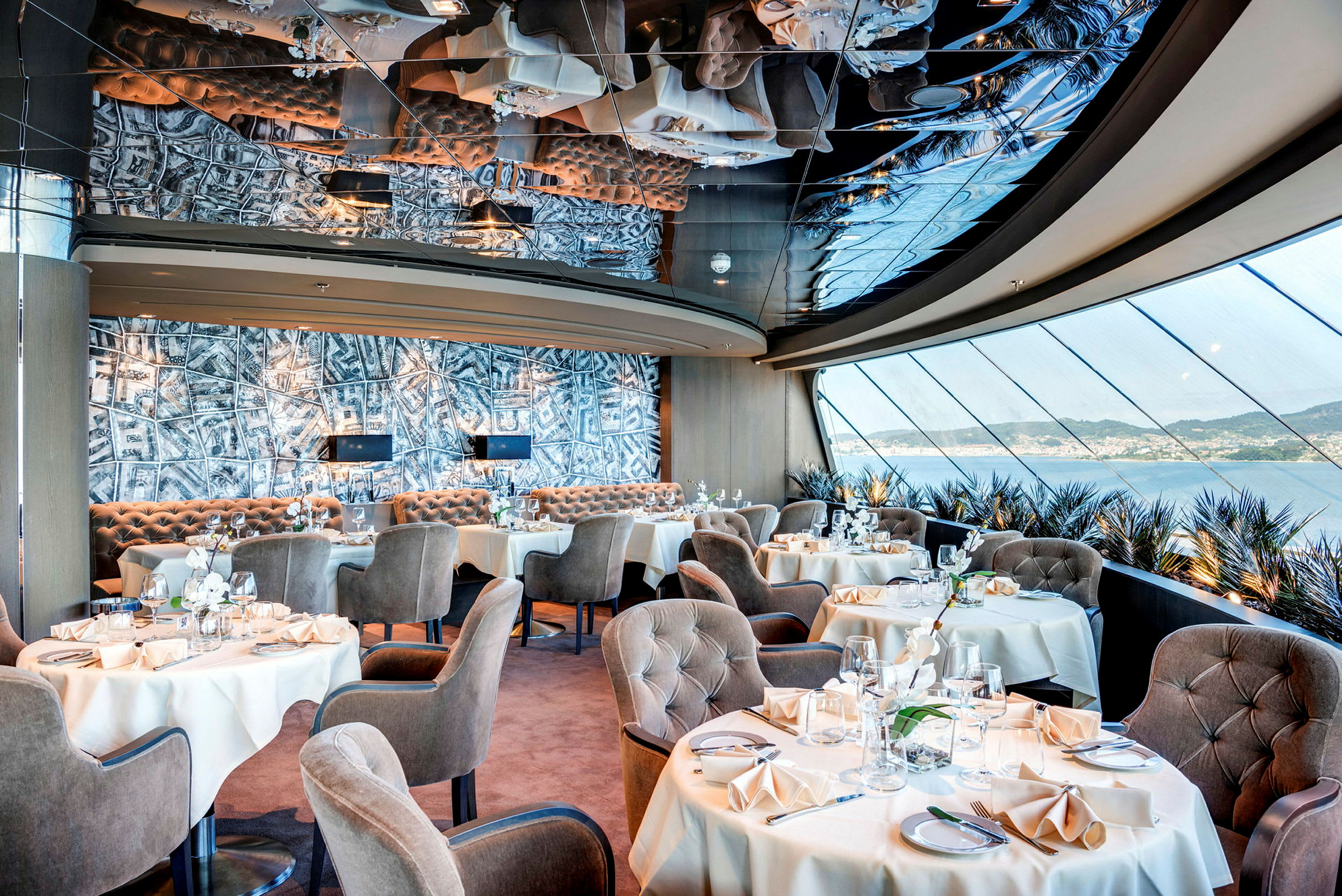 Lyxig restaurang med eleganta möbler och havsutsikt. (AI-genererad text)