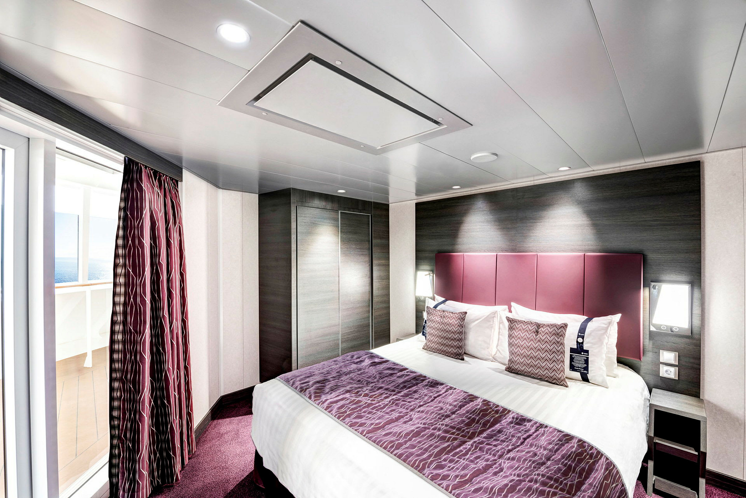 Interiör av ett hotellrum med en dubbelsäng och modern inredning. (AI-genererad text)