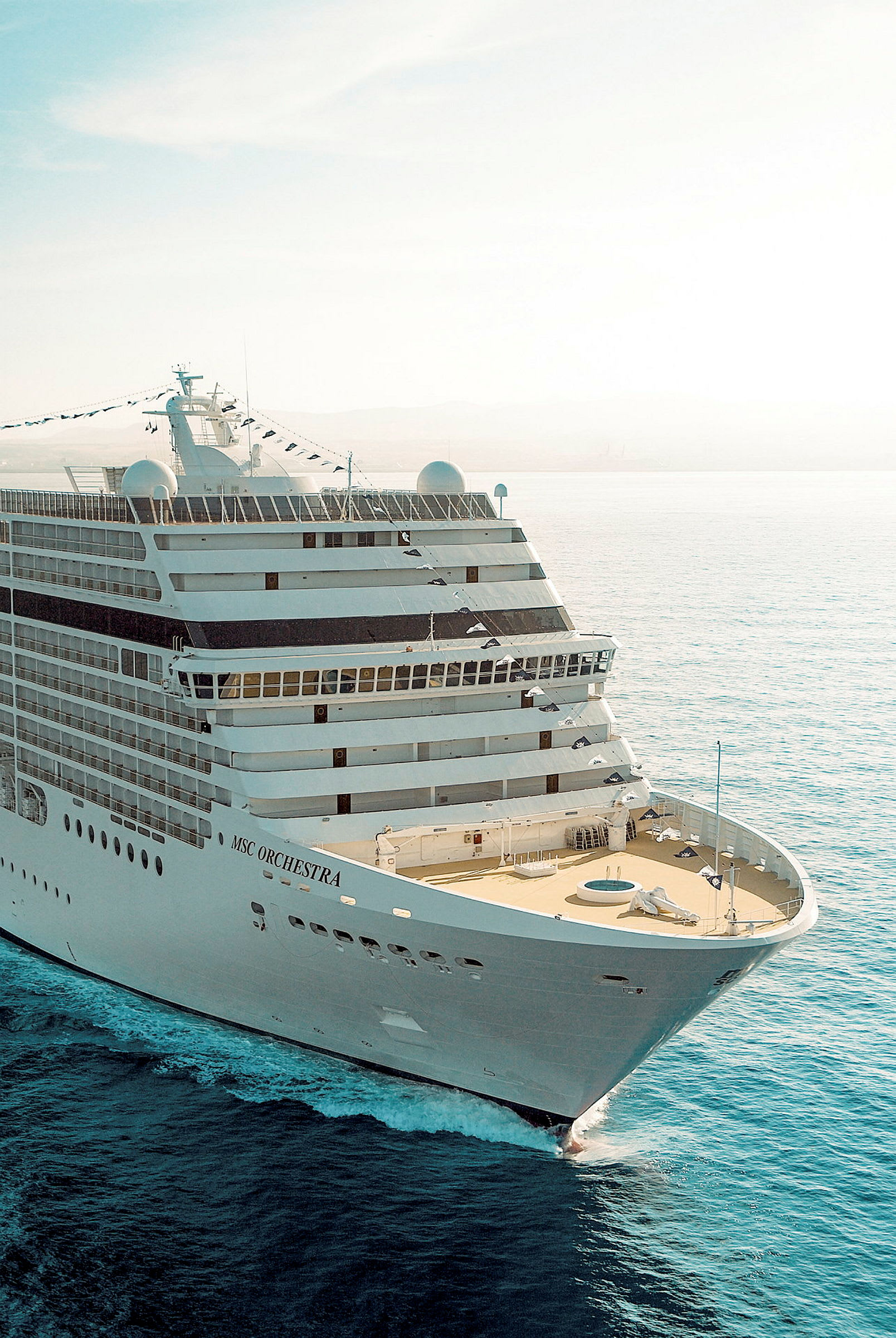 Bild av MSC Orchestra, ett kryssningsfartyg, som seglar på havet. (AI-genererad text)