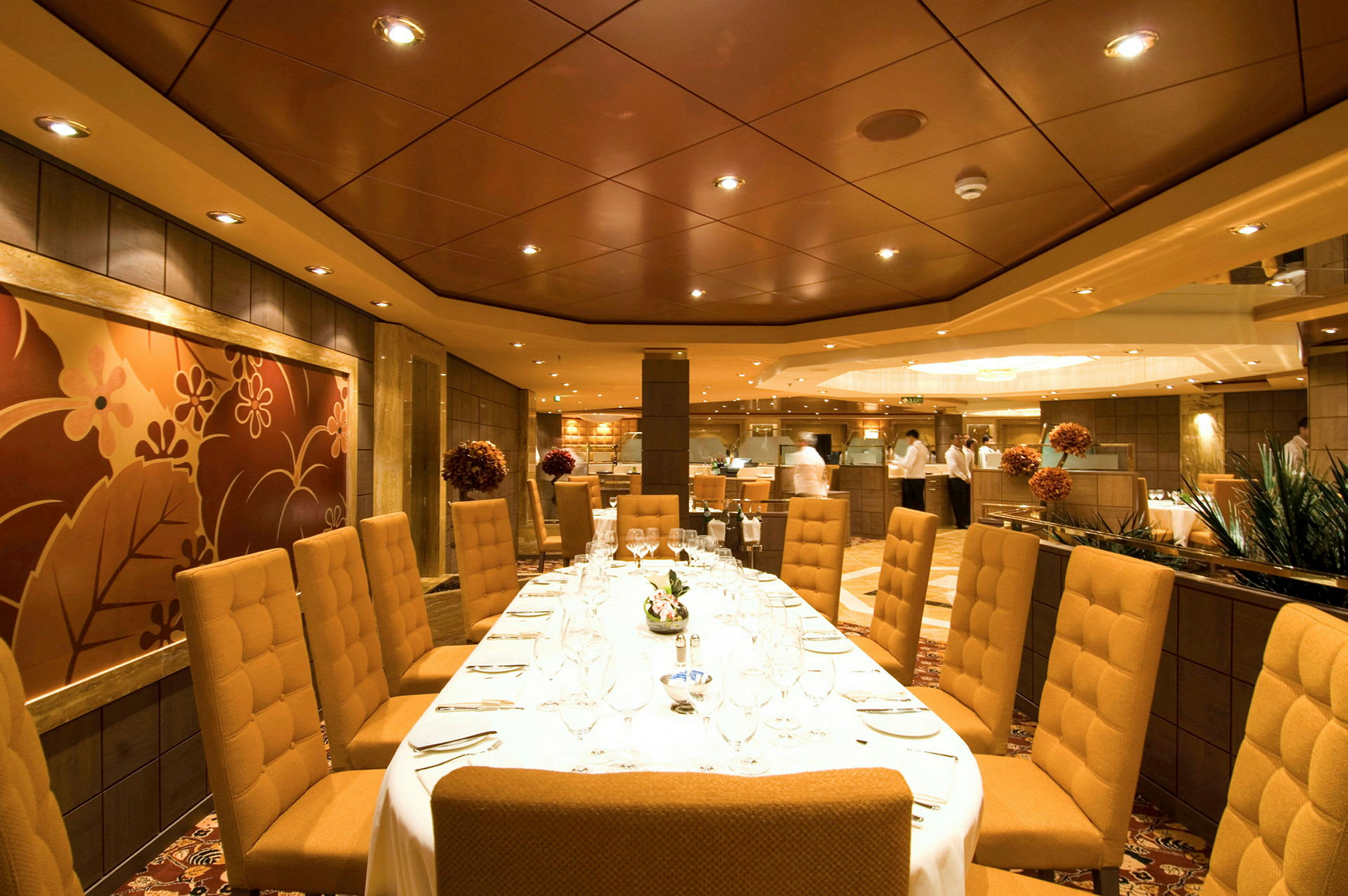 Bild av en elegant restaurang med dukade bord och stolar runtom. (AI-genererad text)