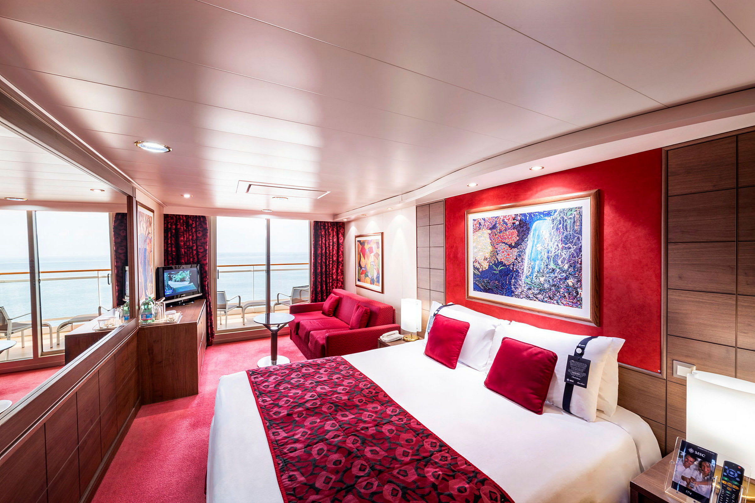 Modern hotellruminredning med en dubbelbädd och en möblerad balkong med havsutsikt. (AI-genererad text)