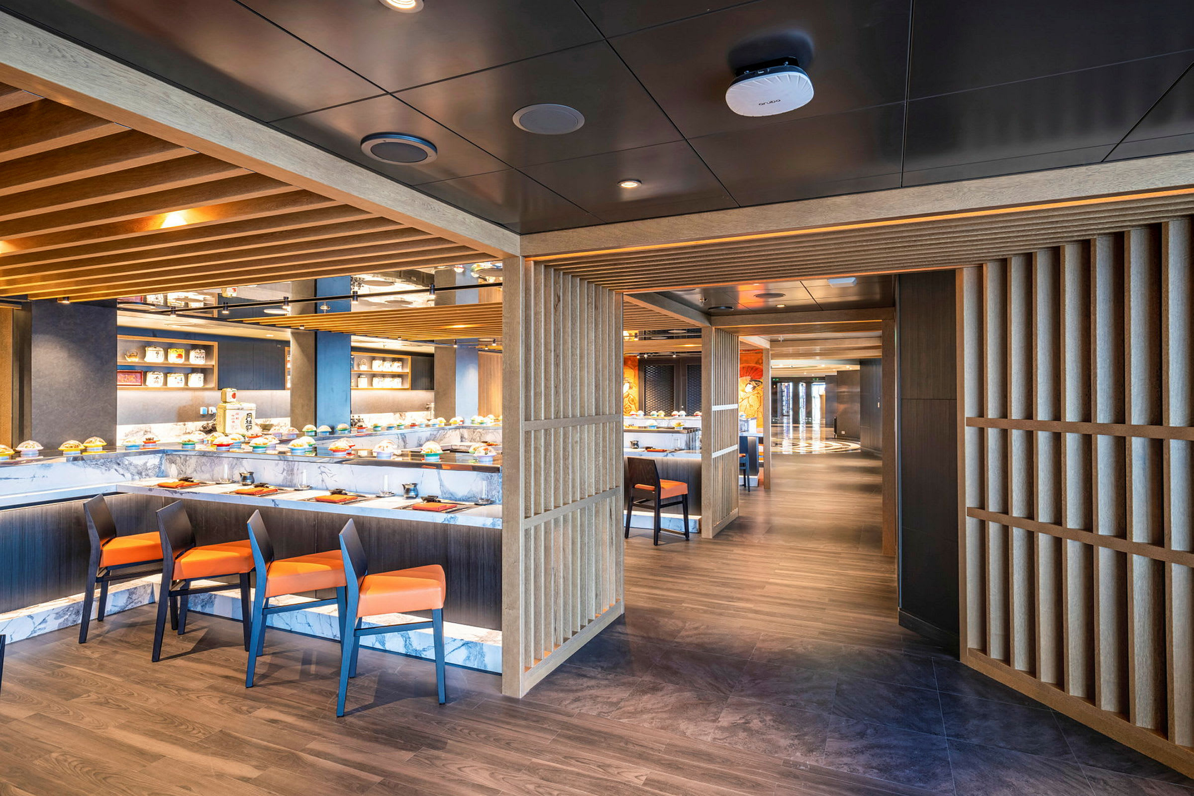 Interiören i en modern restaurang med sittplatser och en bar. (AI-genererad text)