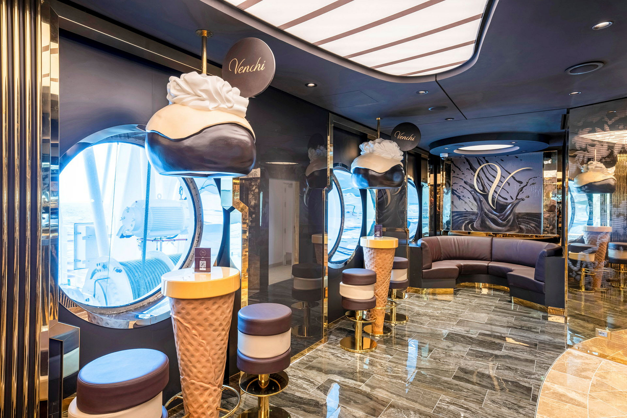 En glassbar med rund soffa, dekorativa glasskoner och imponerande inredning. (AI-genererad text)