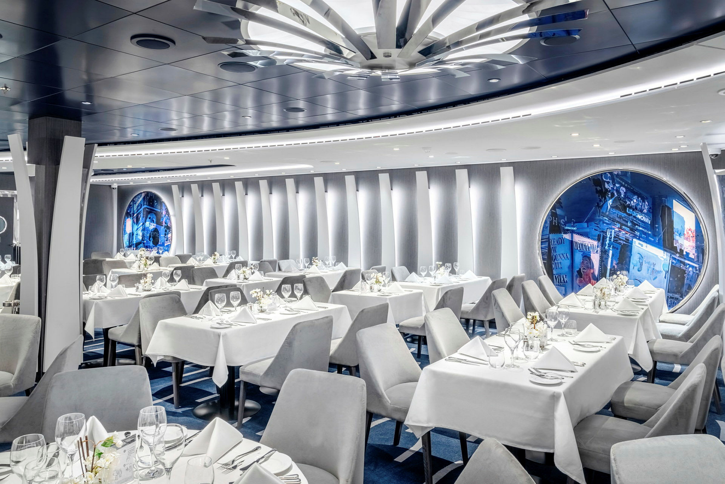 Elegant restaurang med dukade bord, vita dukar och modern inredning. (AI-genererad text)