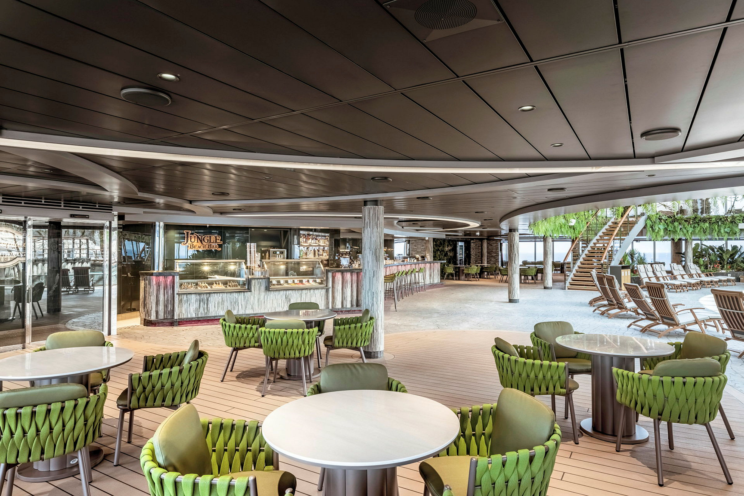 Interiör av en strandbar med sittplatser och en trappa. (AI-genererad text)