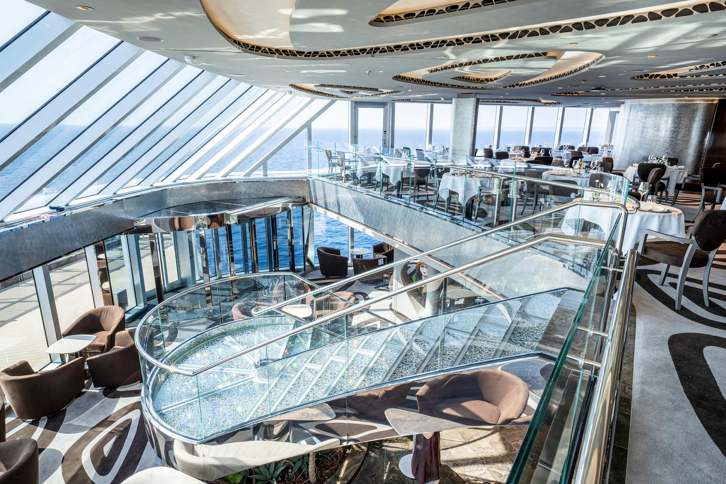 En modern restaurang med glaspartier och utsikt över havet. (AI-genererad text)
