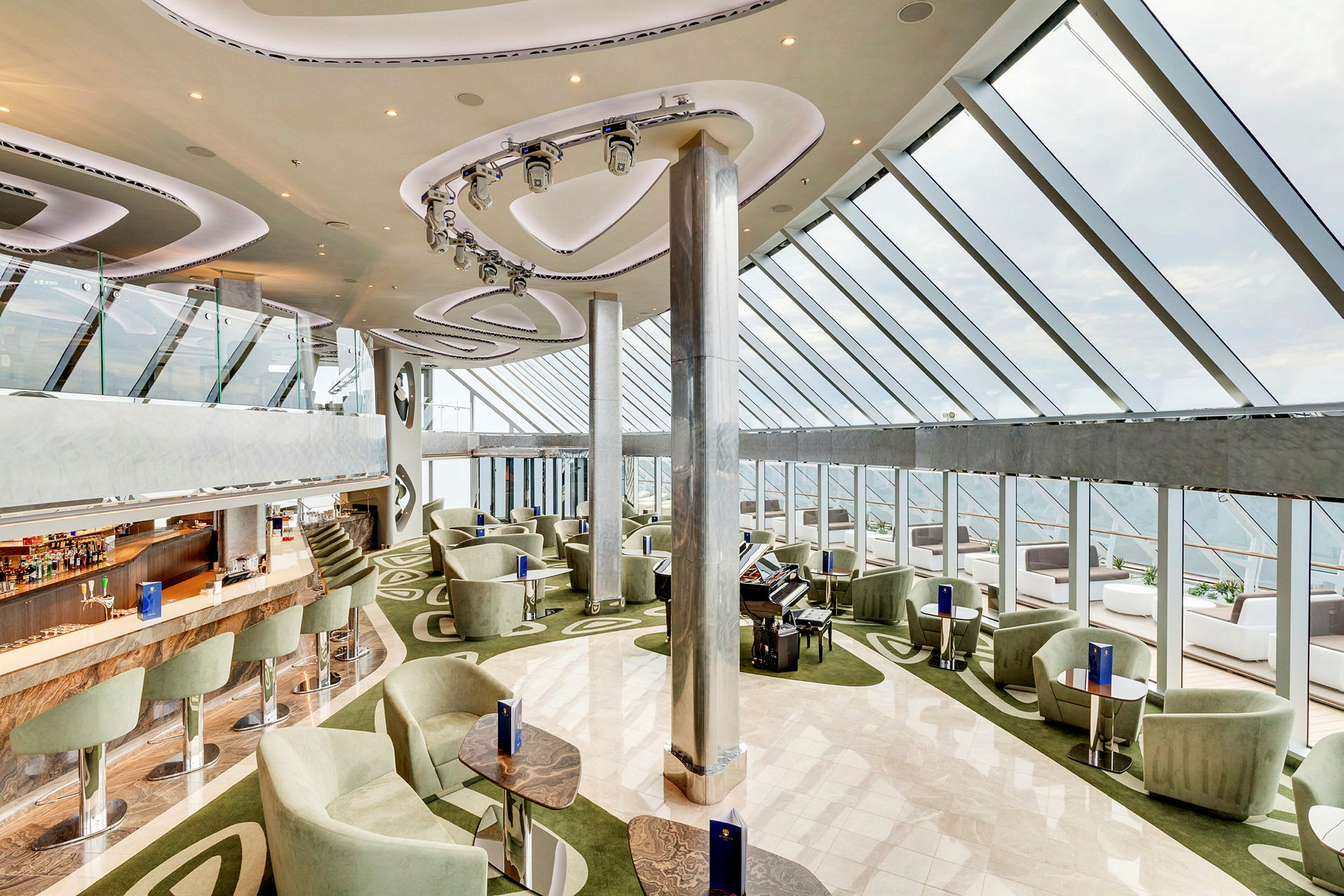 En modern lounge med stora glasväggar, bekväma sittmöbler och en elegant bar. (AI-genererad text)