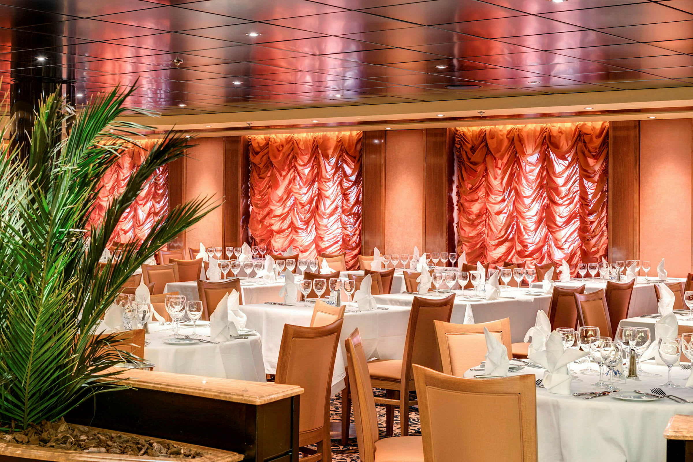 En elegant restaurang med dukade bord och tygdekorationer på väggarna. (AI-genererad text)