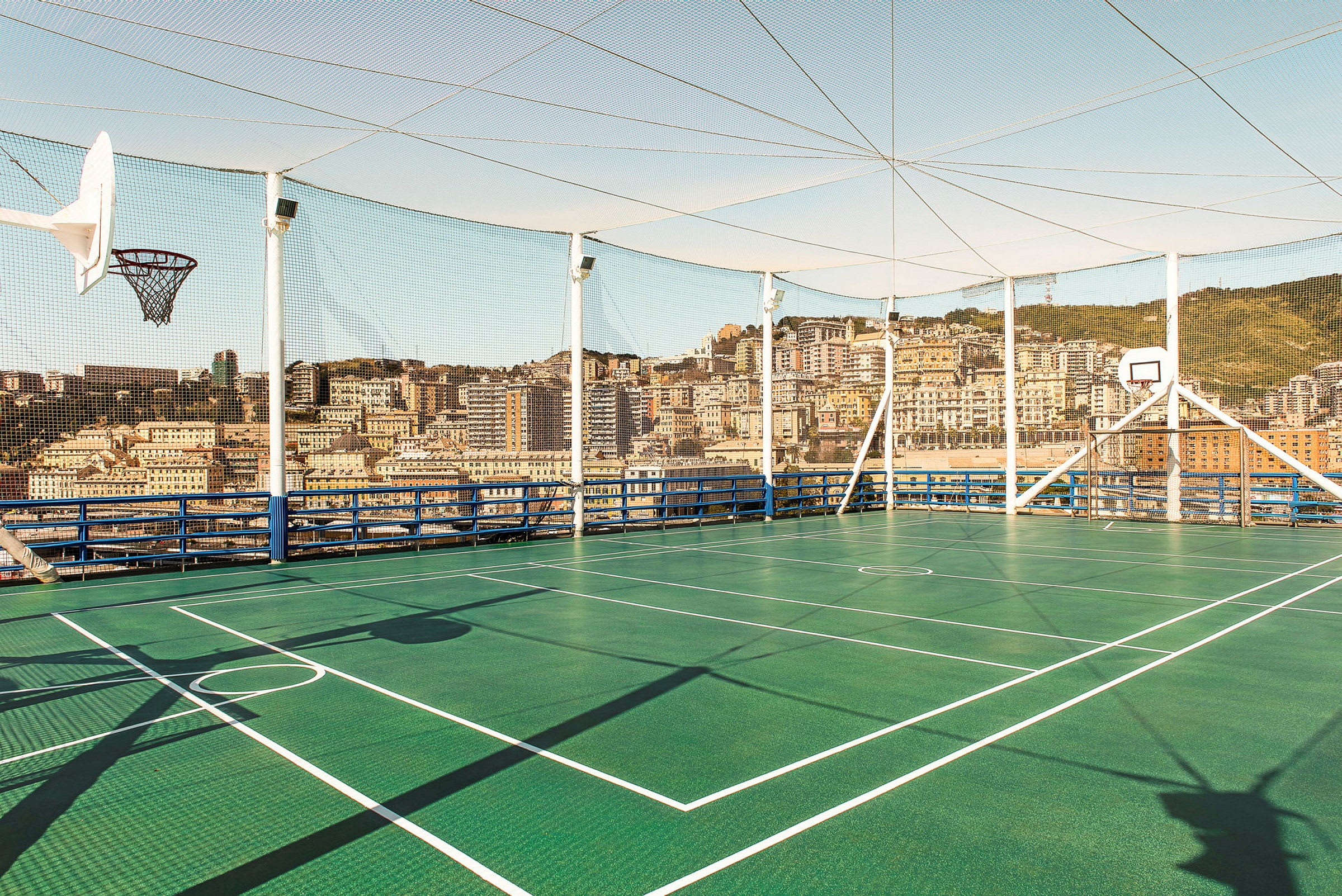 Basketplan med utsikt över en stad. (AI-genererad text)