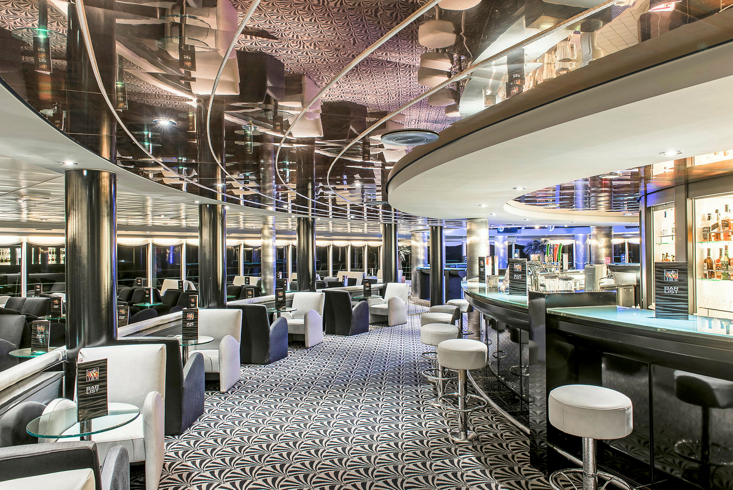 En modern bar med bekväma sittplatser och elegant inredning. (AI-genererad text)