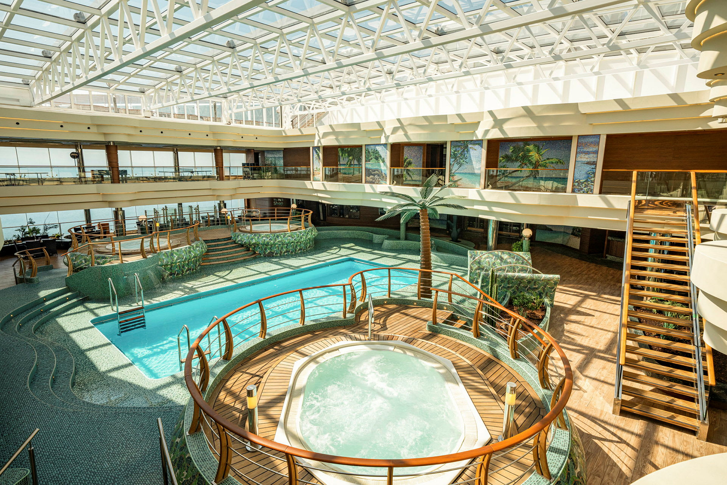 Interiör av en rymlig poolområde med jacuzzi, omgiven av växter och trädetaljer. (AI-genererad text)