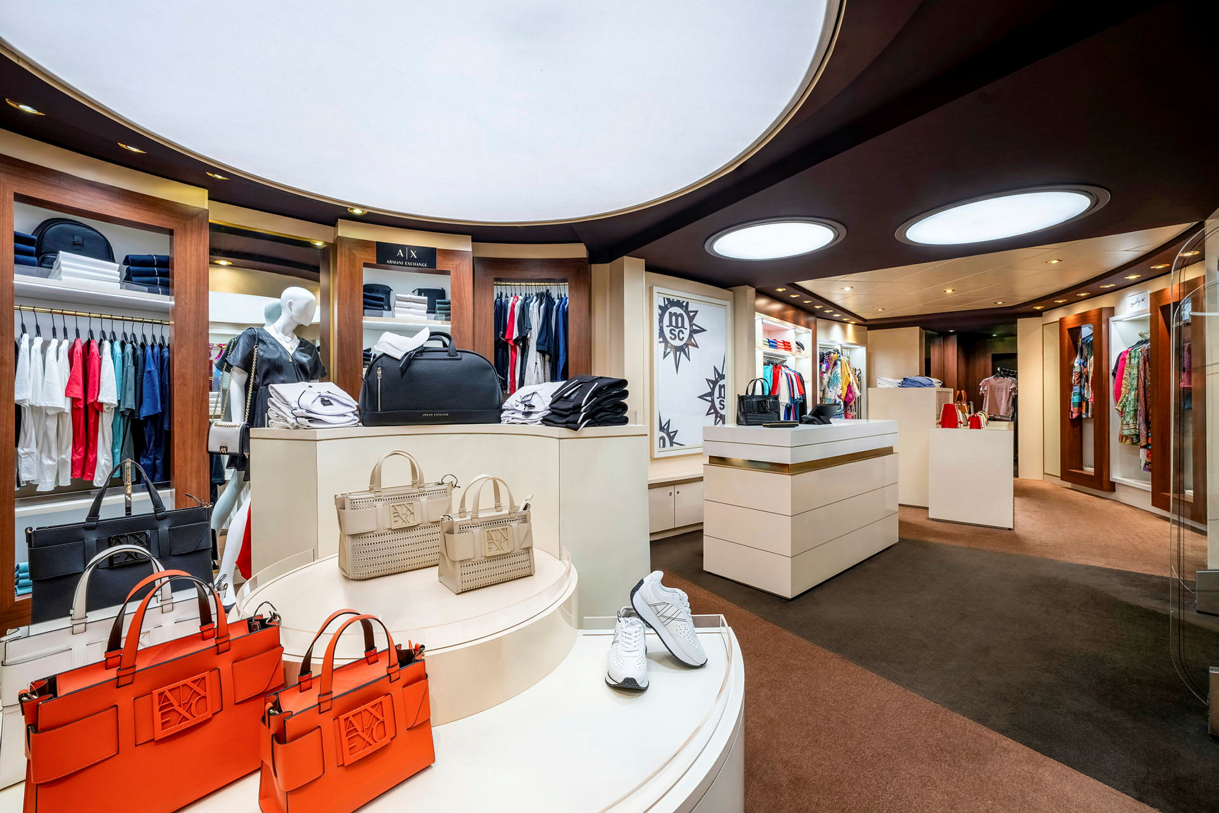 Butik med kläder och accessoarer, samt utställda väskor och skor. (AI-genererad text)