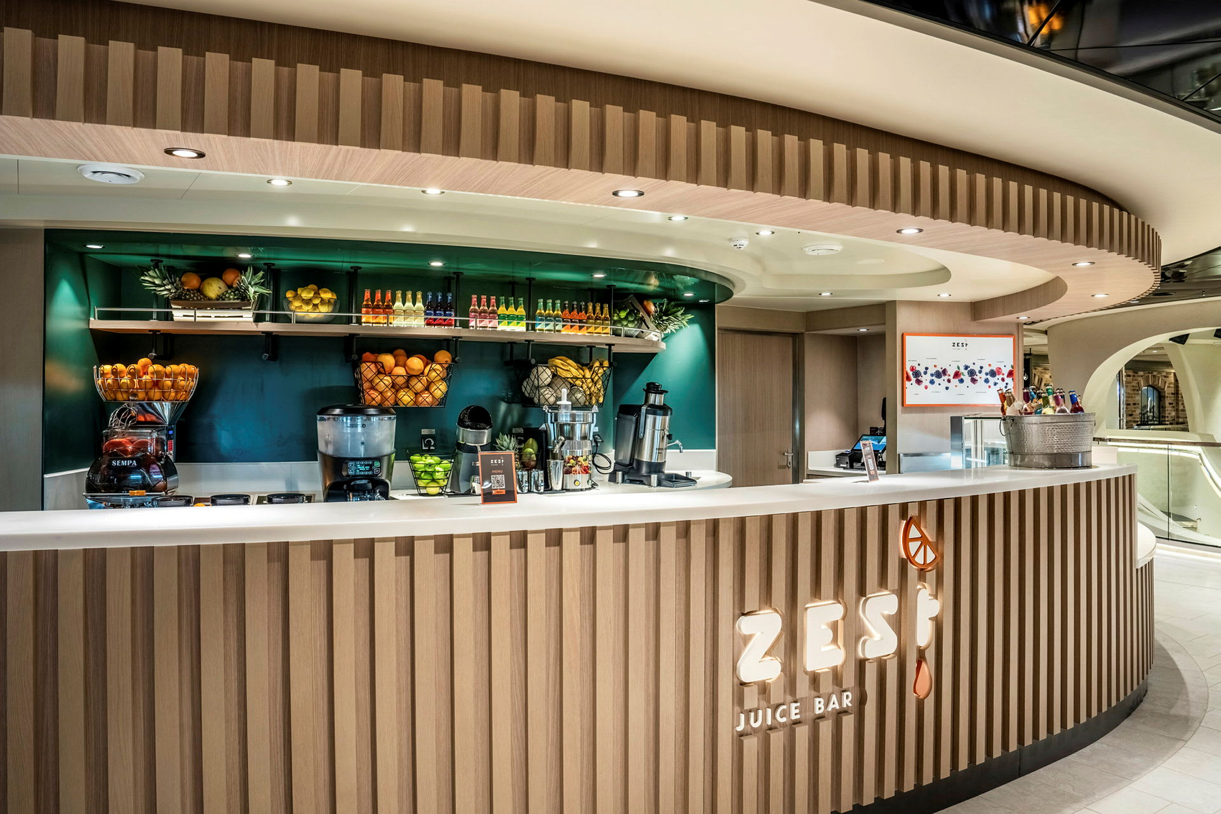Bild av en juicebar med en modern design, fylld med färska frukter och juiceflaskor. (AI-genererad text)