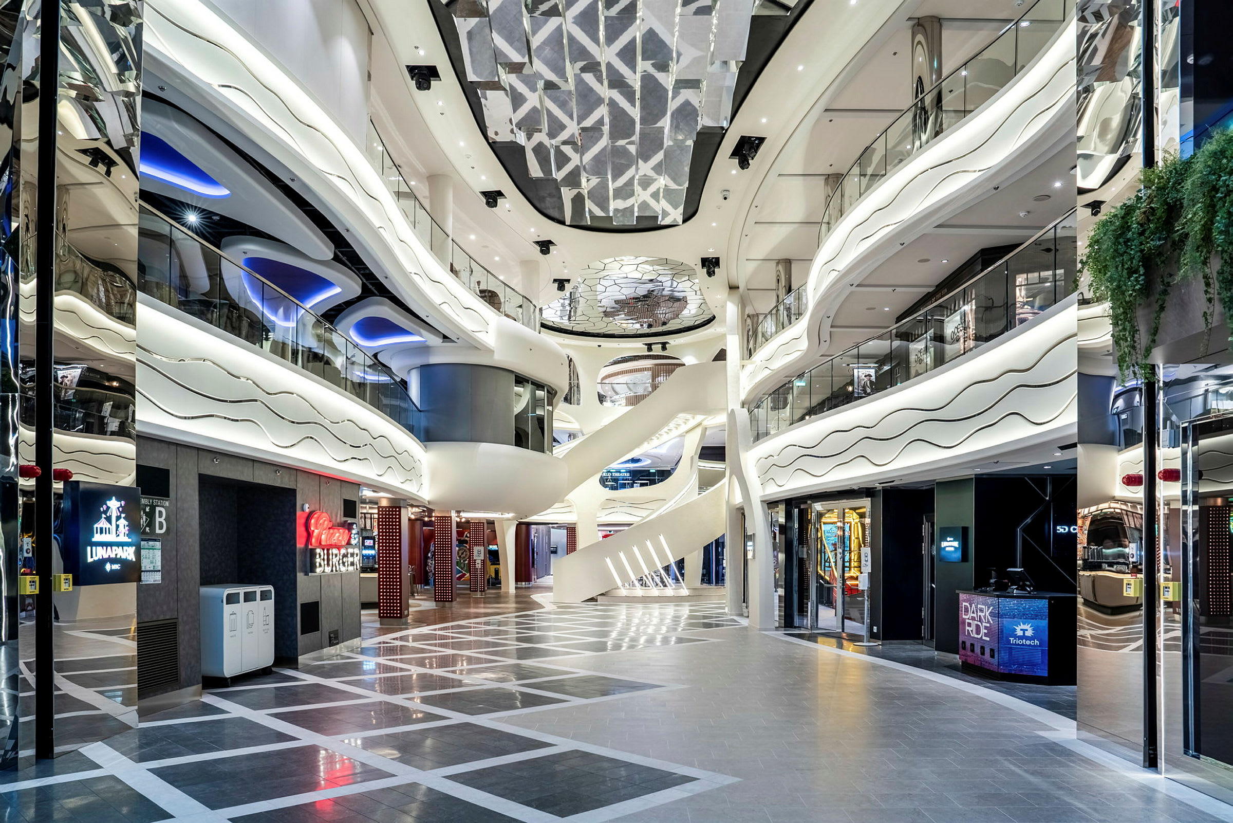 Bild av ett modernt köpcentrum med ljusa architekturelement och affärsskyltar. (AI-genererad text)