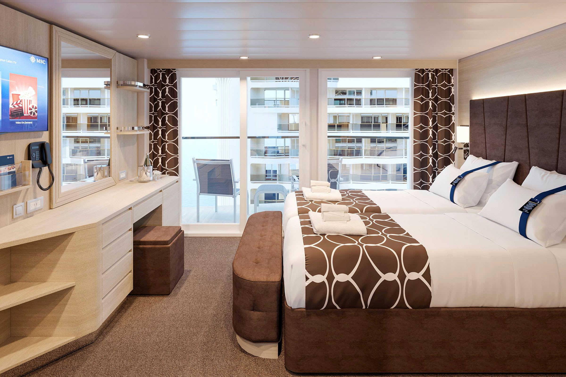 Ett hotellrum med två sängar och en balkong. (AI-genererad text)