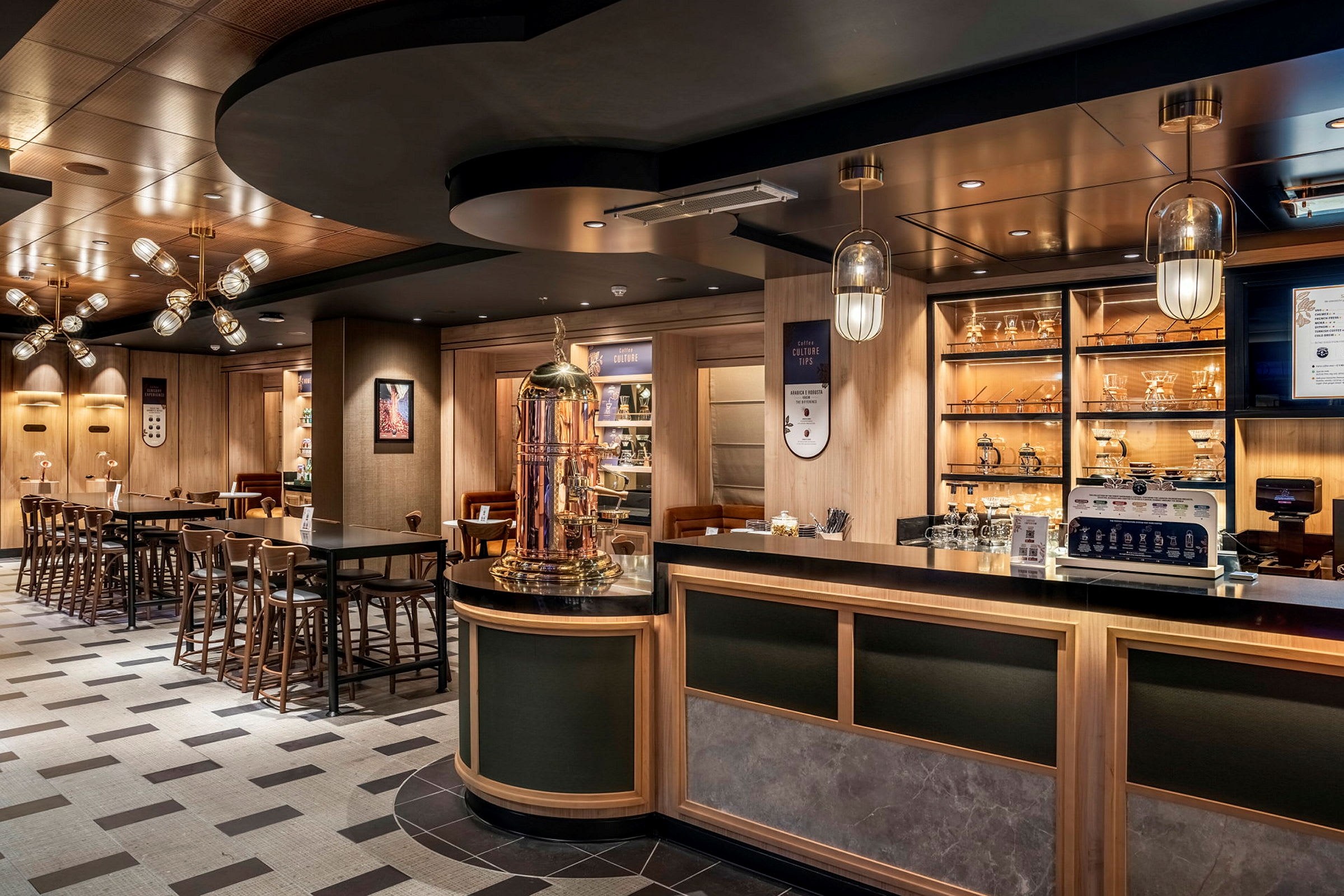 Interiör av ett kafé med bås och stolar samt ett stort serveringsområde. (AI-genererad text)