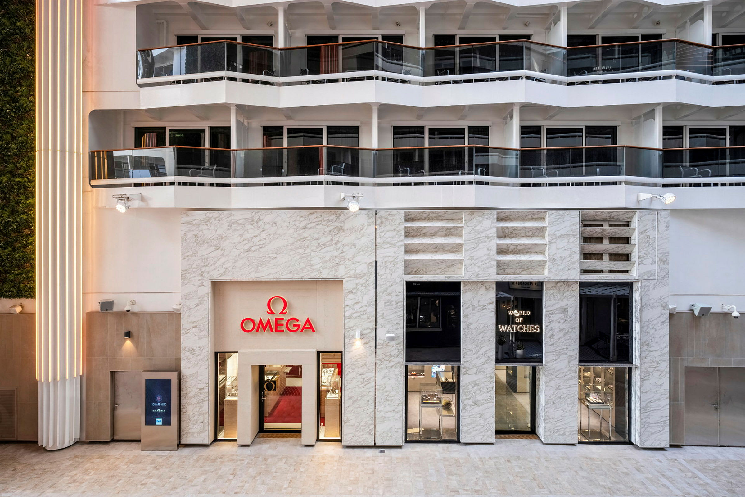 Butiksfasad med Omega-logotyp och marmordetaljer. (AI-genererad text)