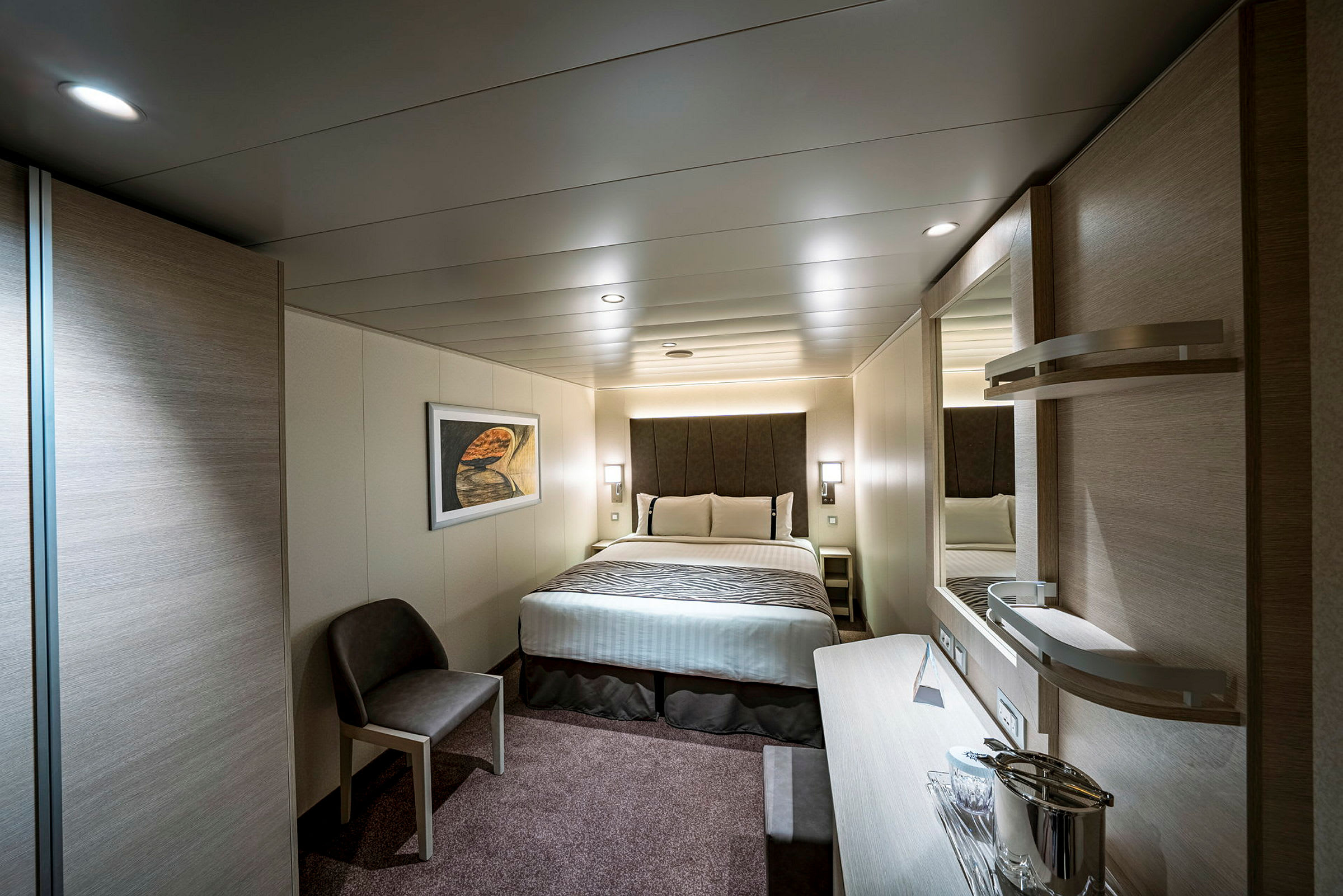 Ett hotellrum med en dubbelsäng och modern inredning. (AI-genererad text)