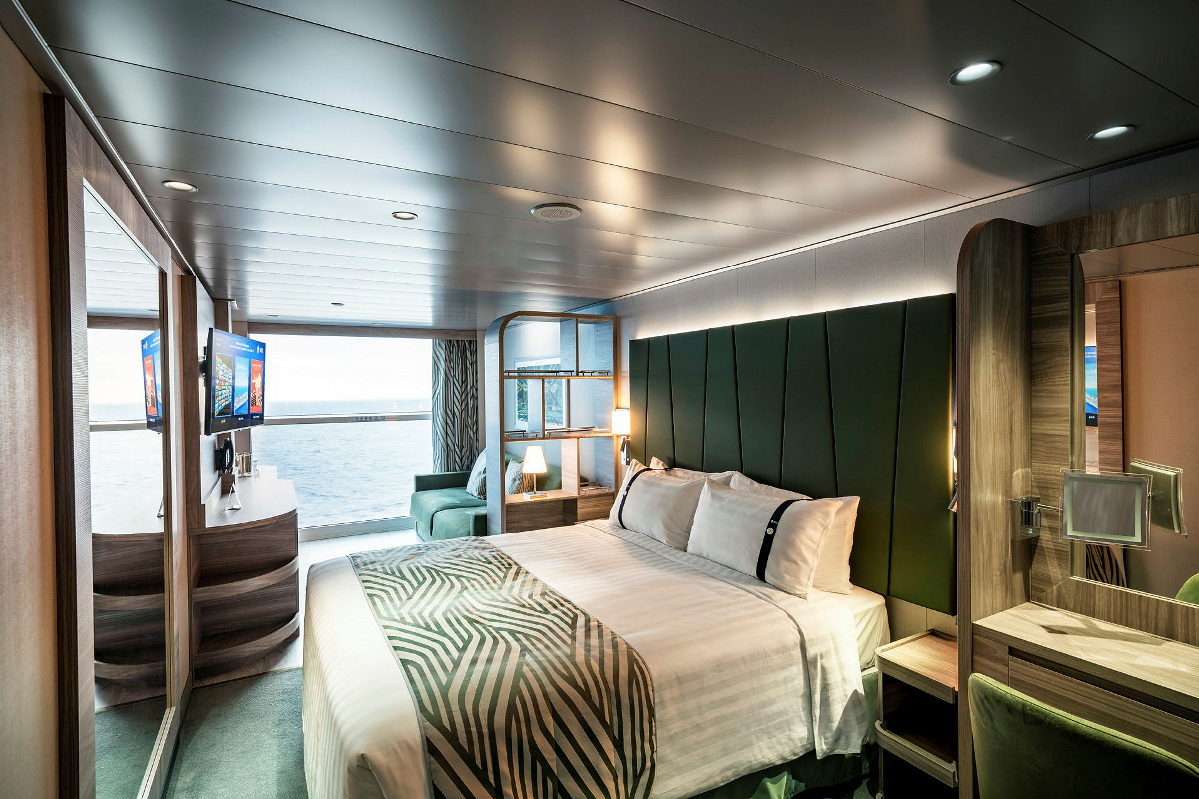 Interiör av en modern hotellrum med säng, sittmöbler och havsutsikt. (AI-genererad text)
