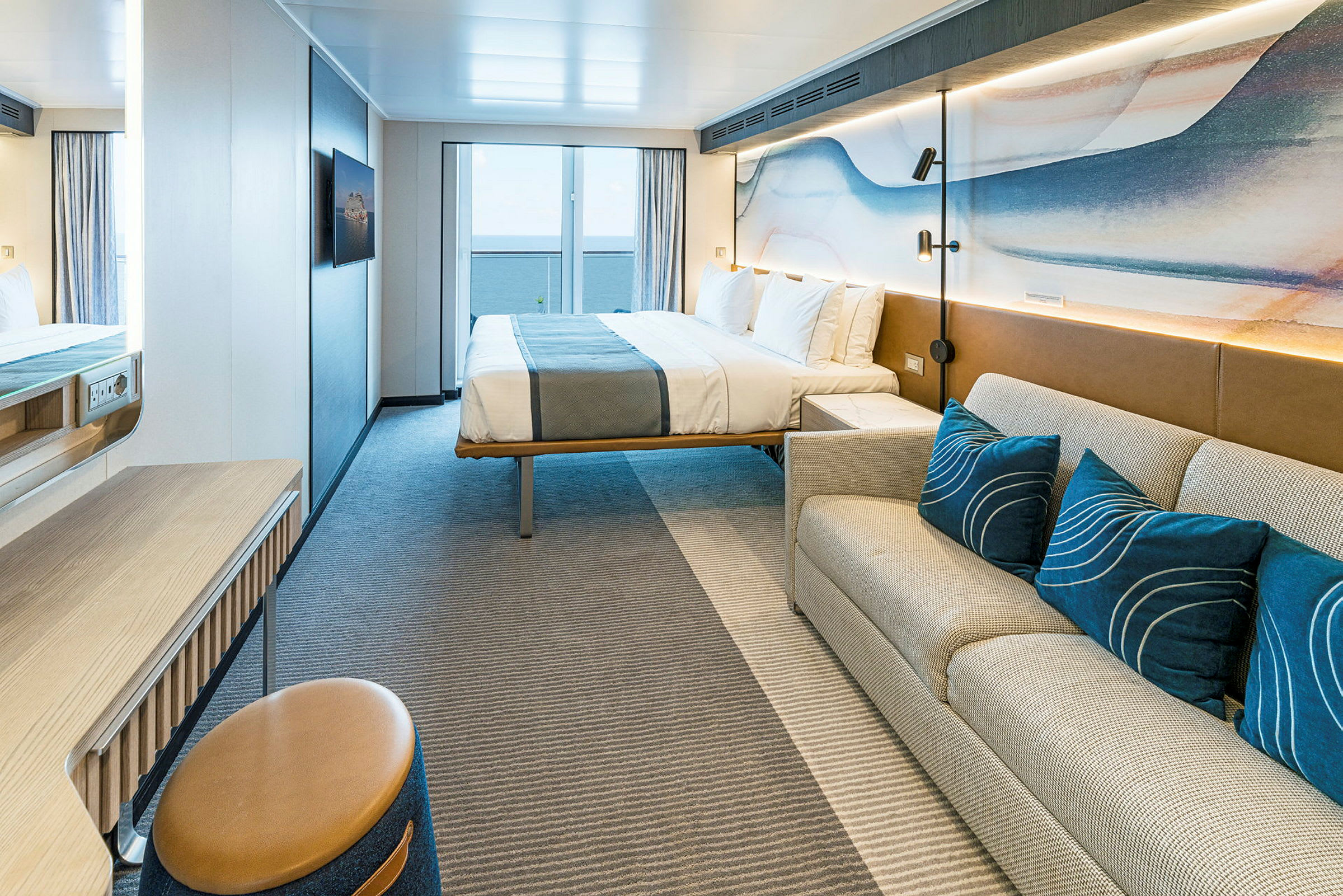 Hotelrum med säng, soffa och skrivbord. (AI-genererad text)