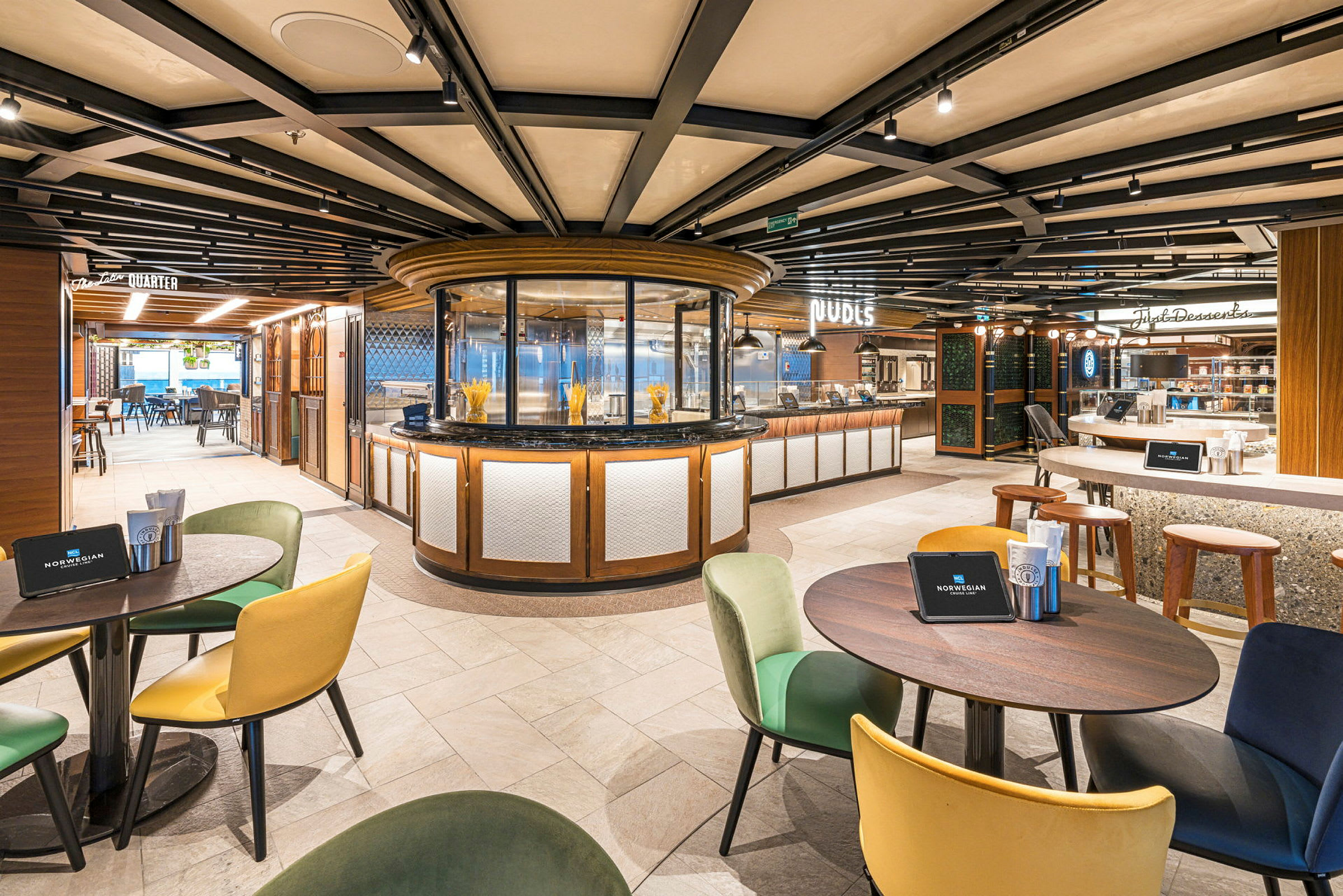 Modern restaurang med sittplatser, en serveringsdisk och ett stort köksområde. (AI-genererad text)