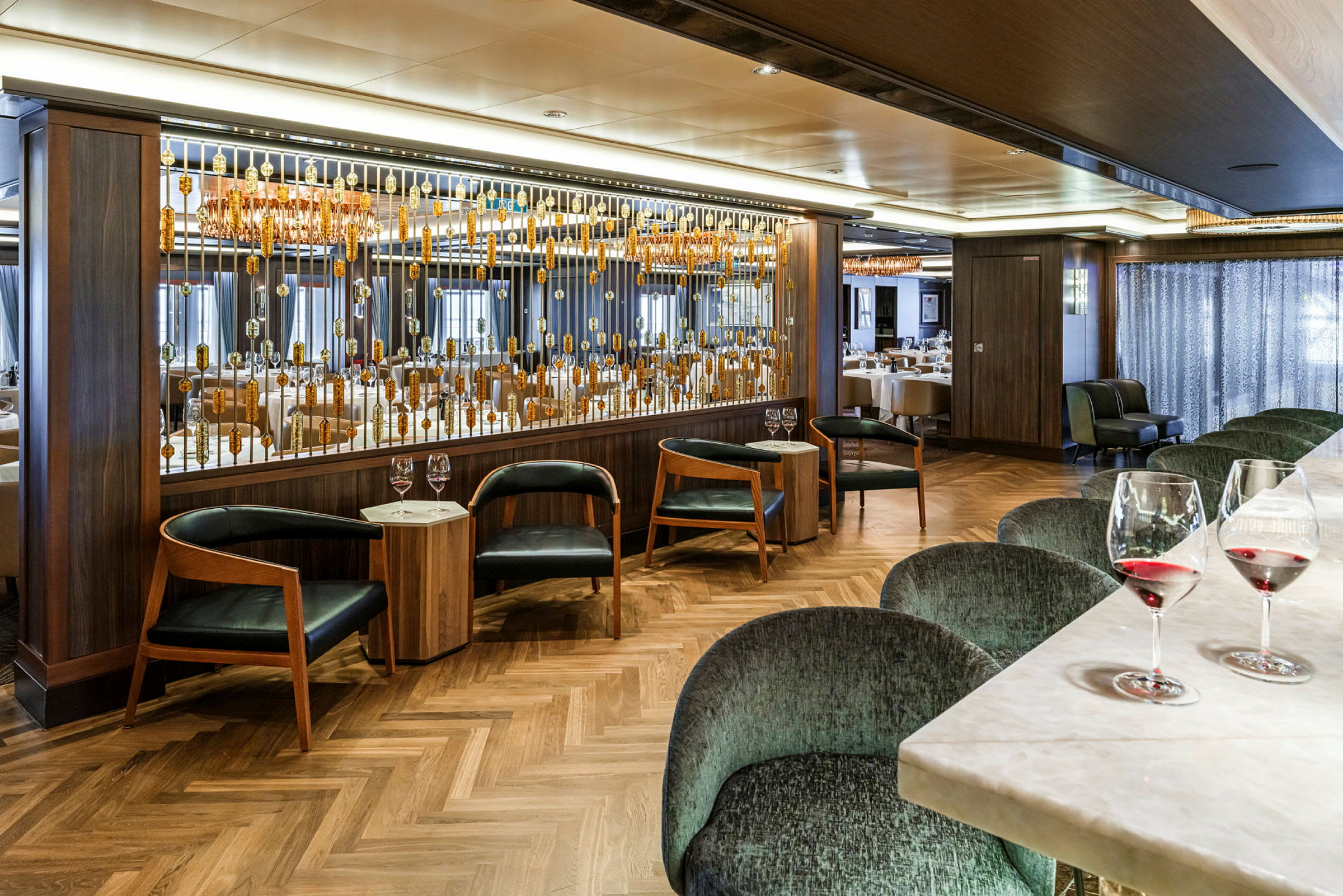 En modern restaurang med bord och stolar, samt dekorationer mellan sektioner. (AI-genererad text)