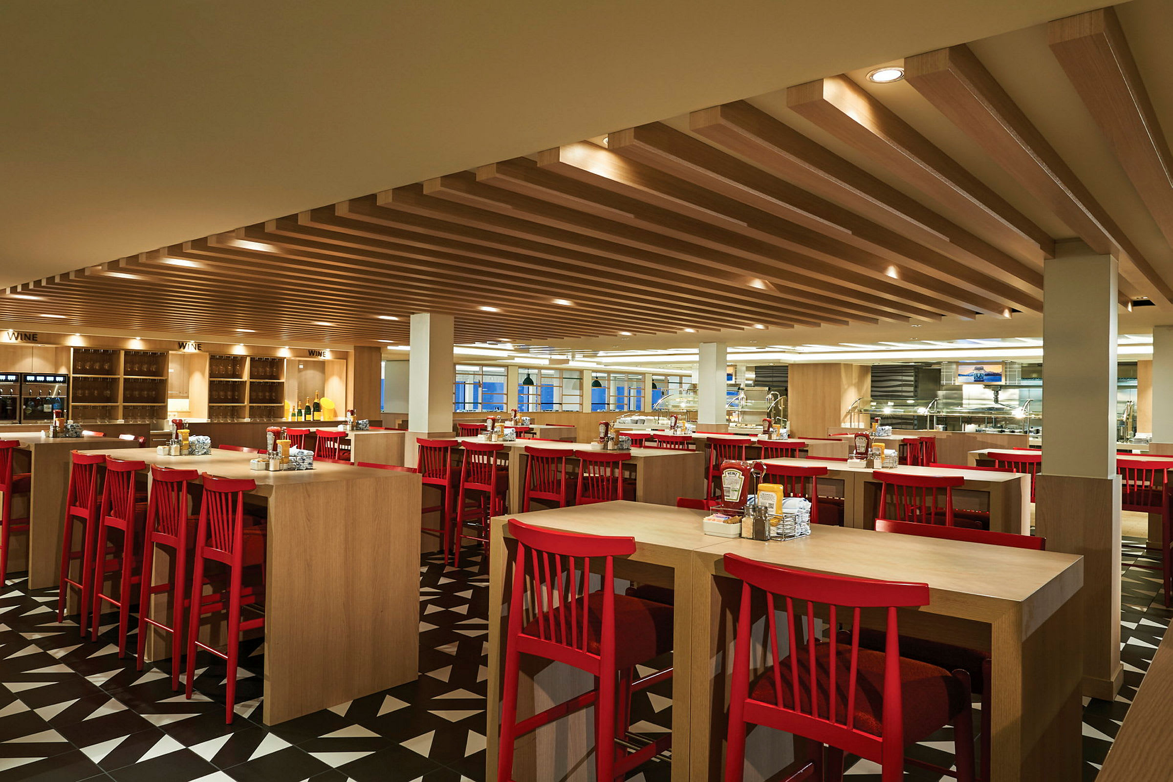 En modern restaurang med röda stolar och träbord. (AI-genererad text)