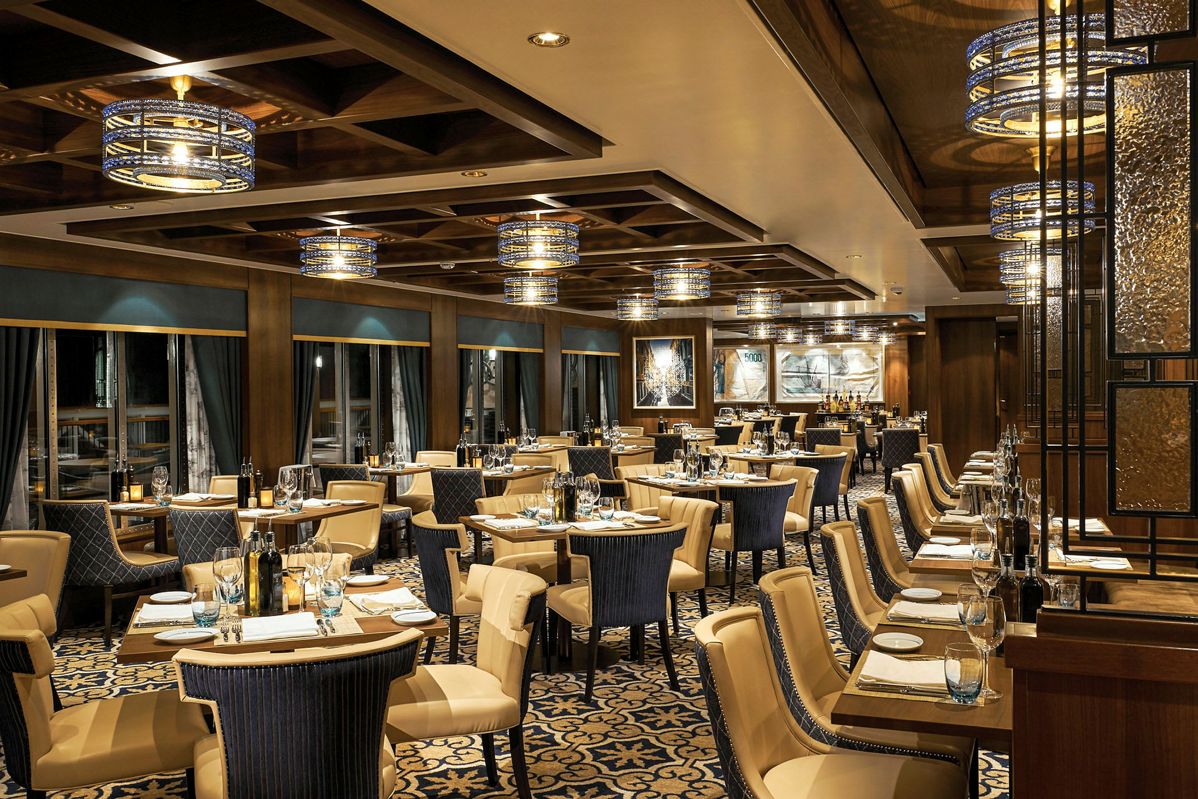 En elegant restaurang med ljuskronor, mörka möbler och dukade bord. (AI-genererad text)