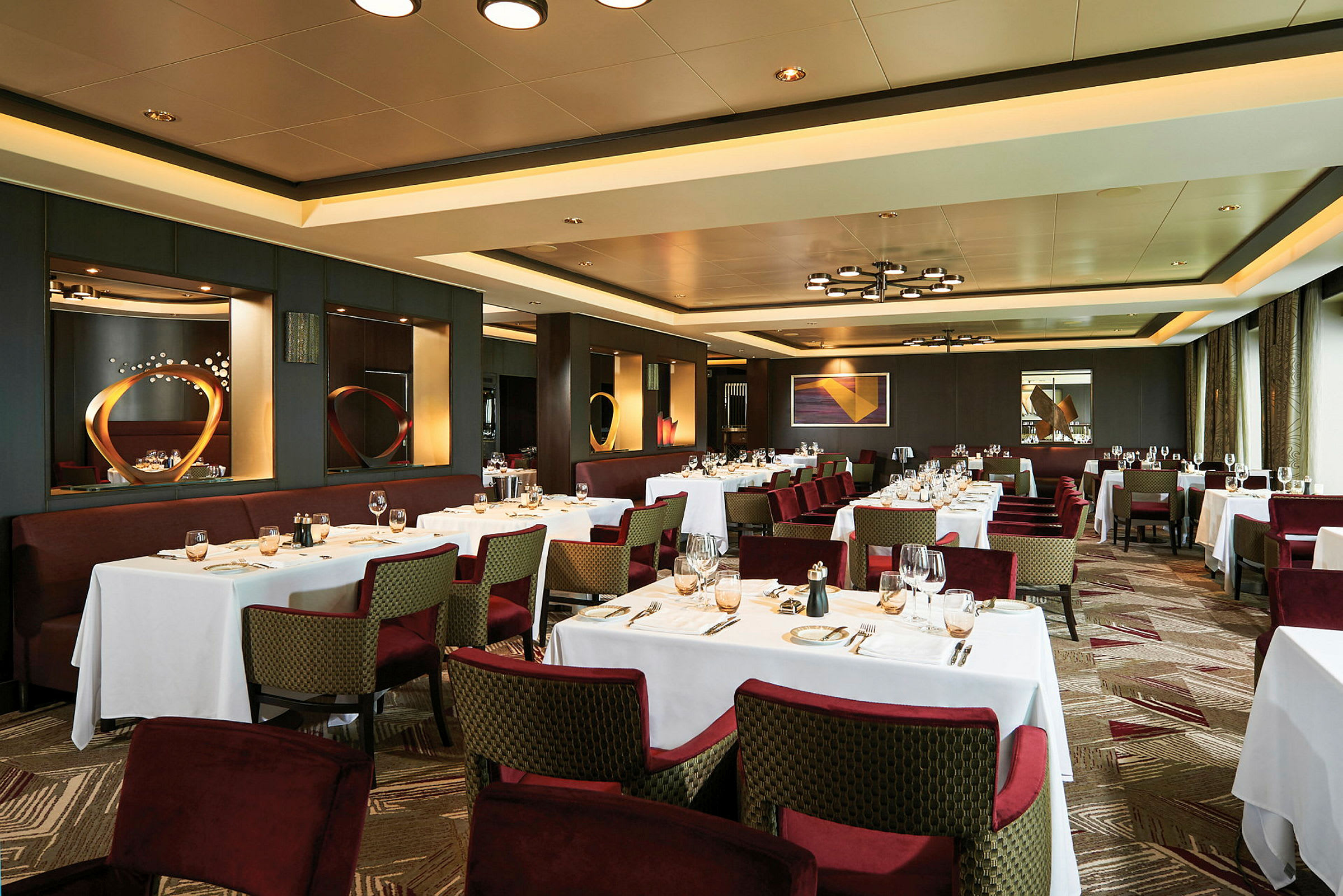 En restaurang med eleganta möbler och dukade bord. (AI-genererad text)
