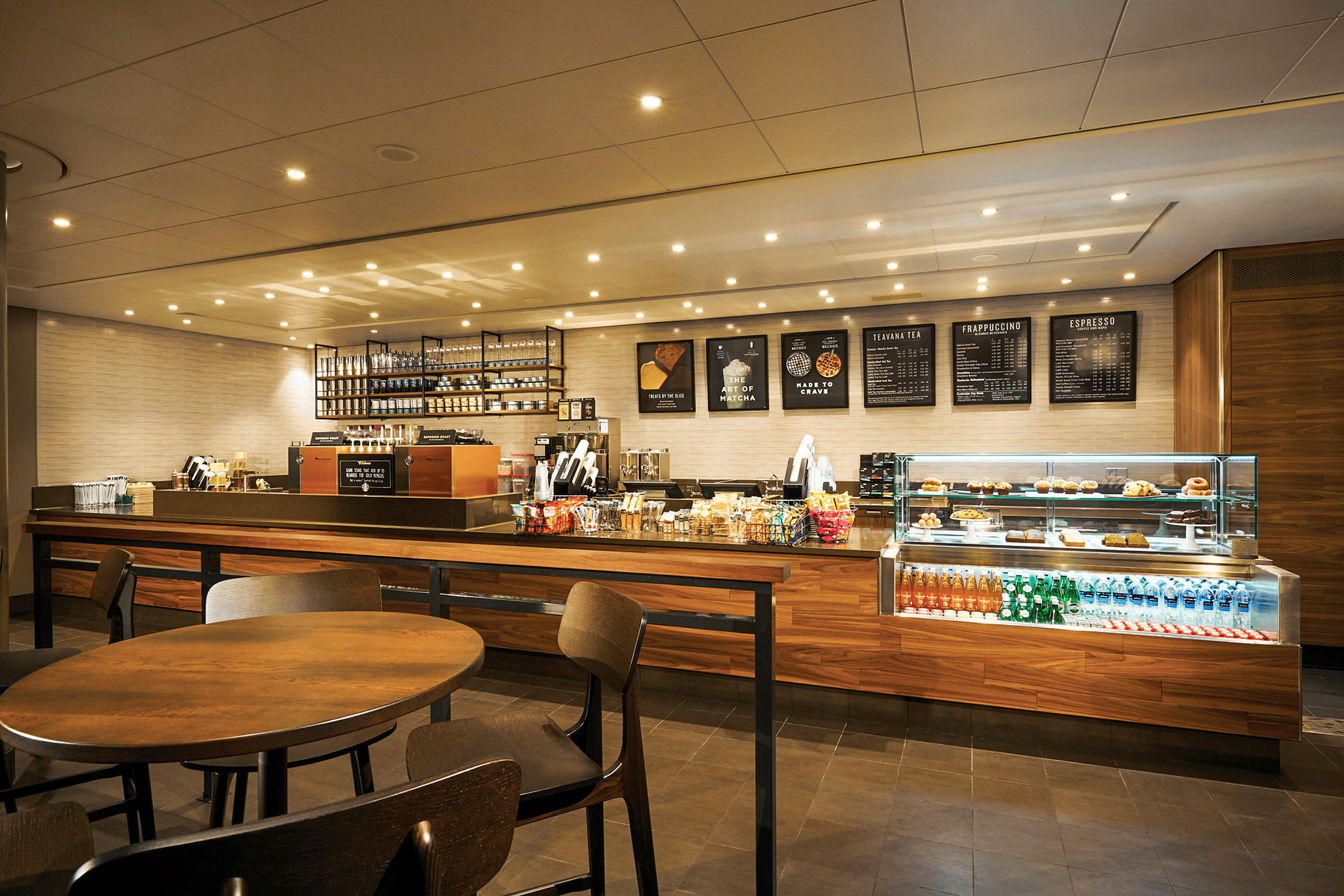 Interiör av ett kafé med mat och dryck till försäljning. (AI-genererad text)