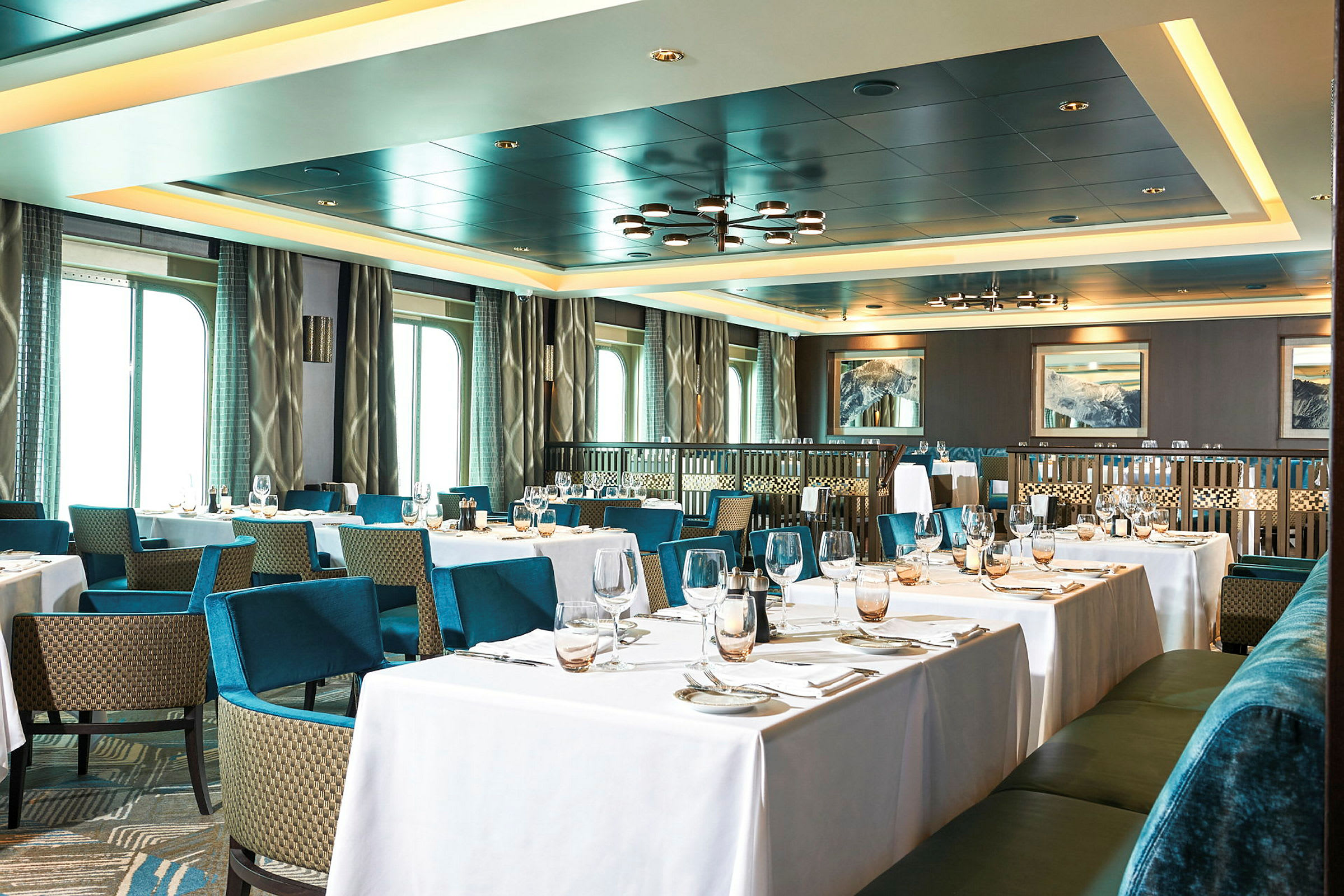 Restaurang med dukade bord och stolar. (AI-genererad text)