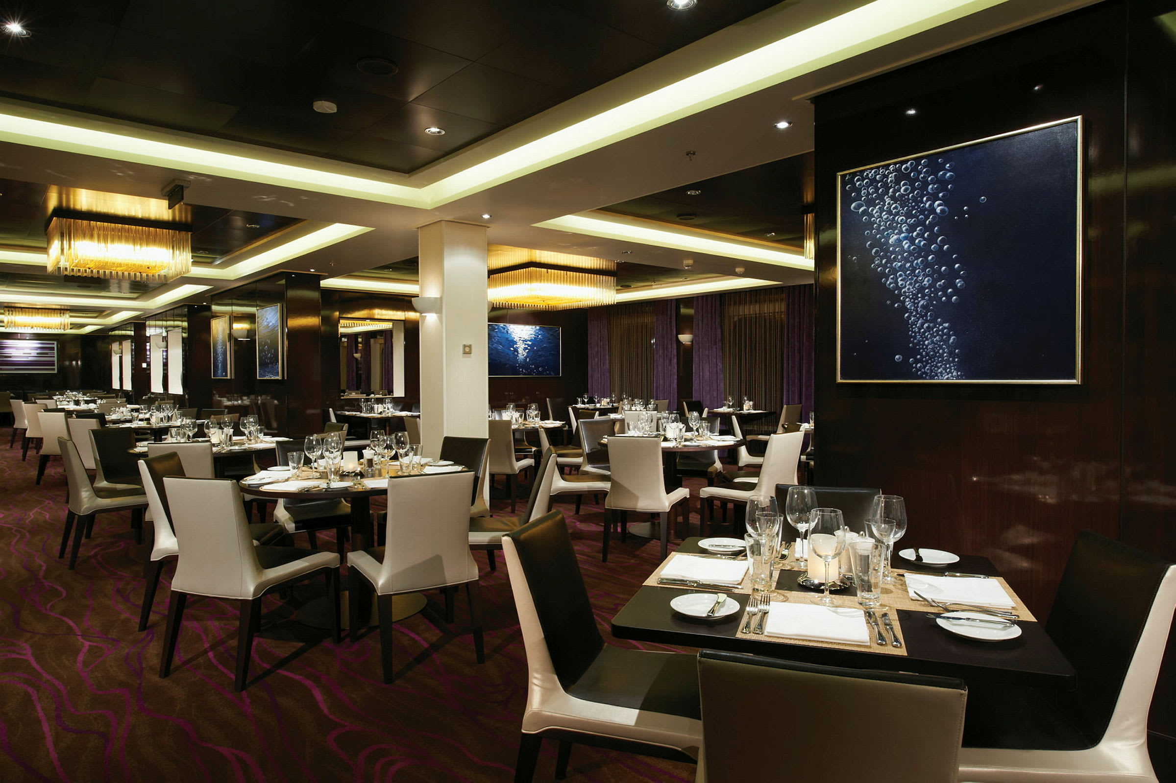 En elegant restaurang med dukade bord och stilfull belysning. (AI-genererad text)