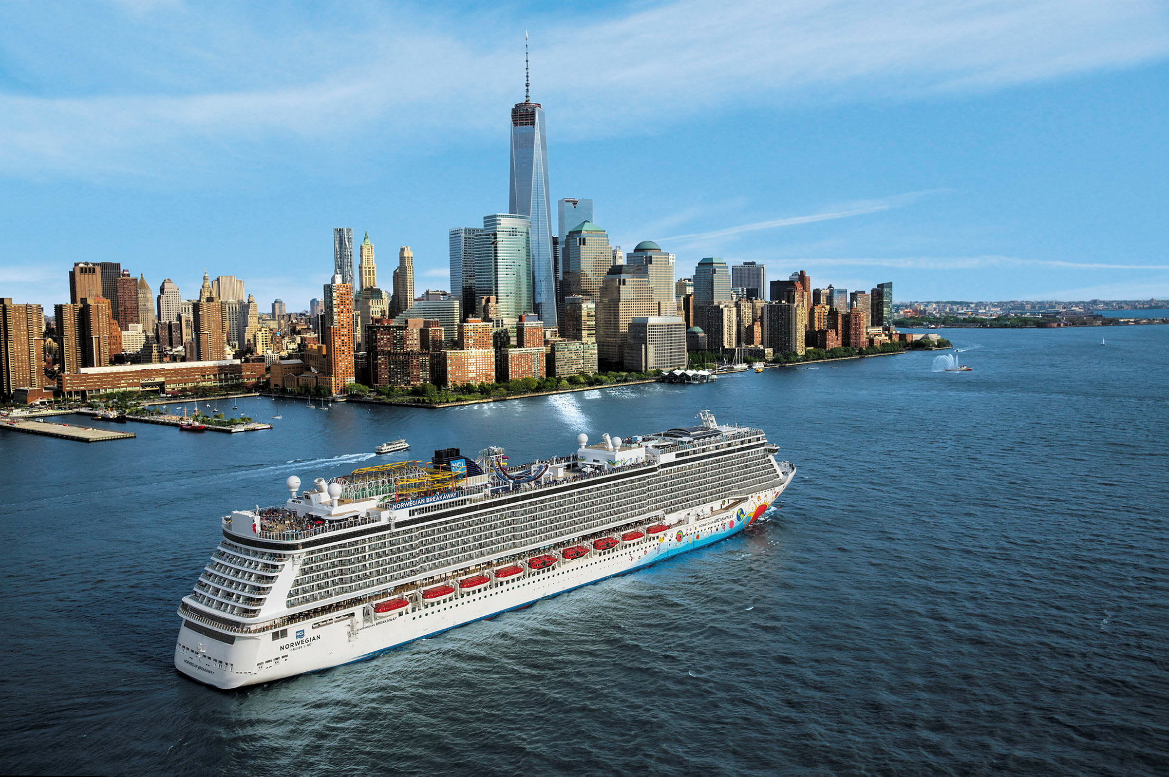 Ett kryssningsfartyg på vatten med New Yorks skyline i bakgrunden. (AI-genererad text)