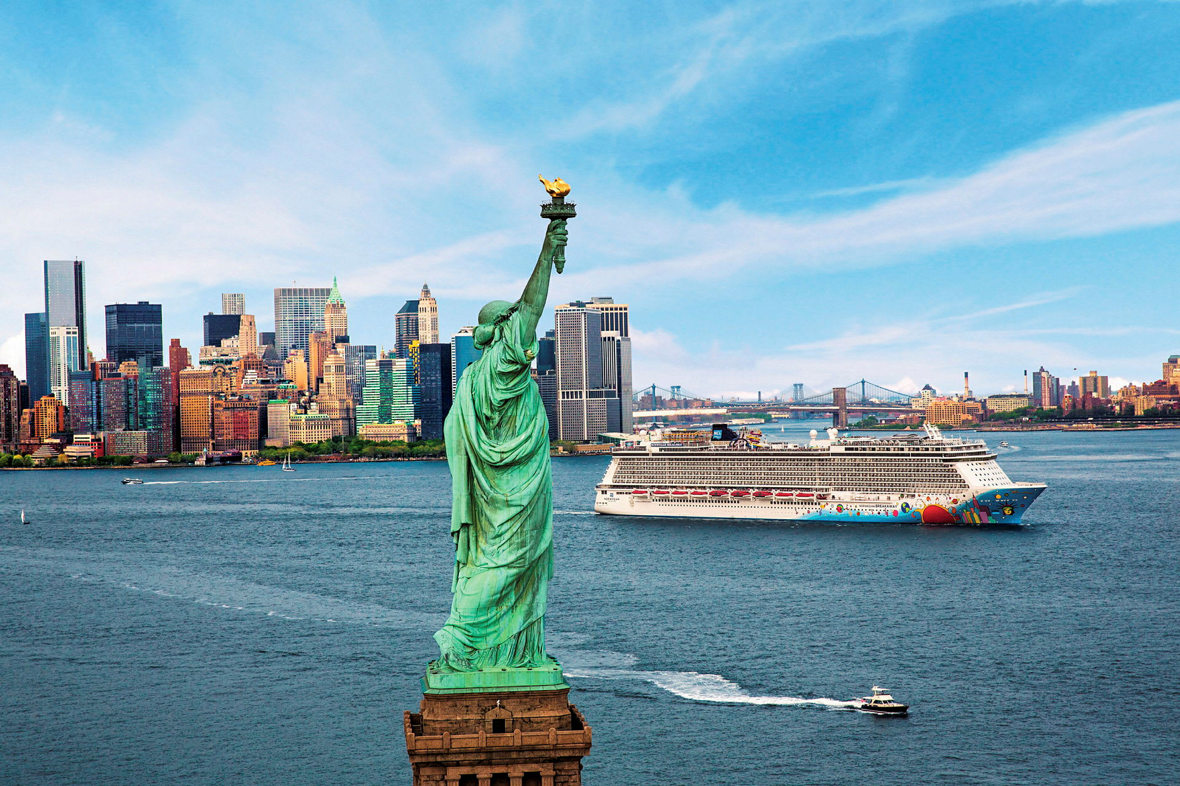 Frihetsgudinnan med bakgrund av New Yorks skyline samt en kryssningsbåt på vattnet. (AI-genererad text)